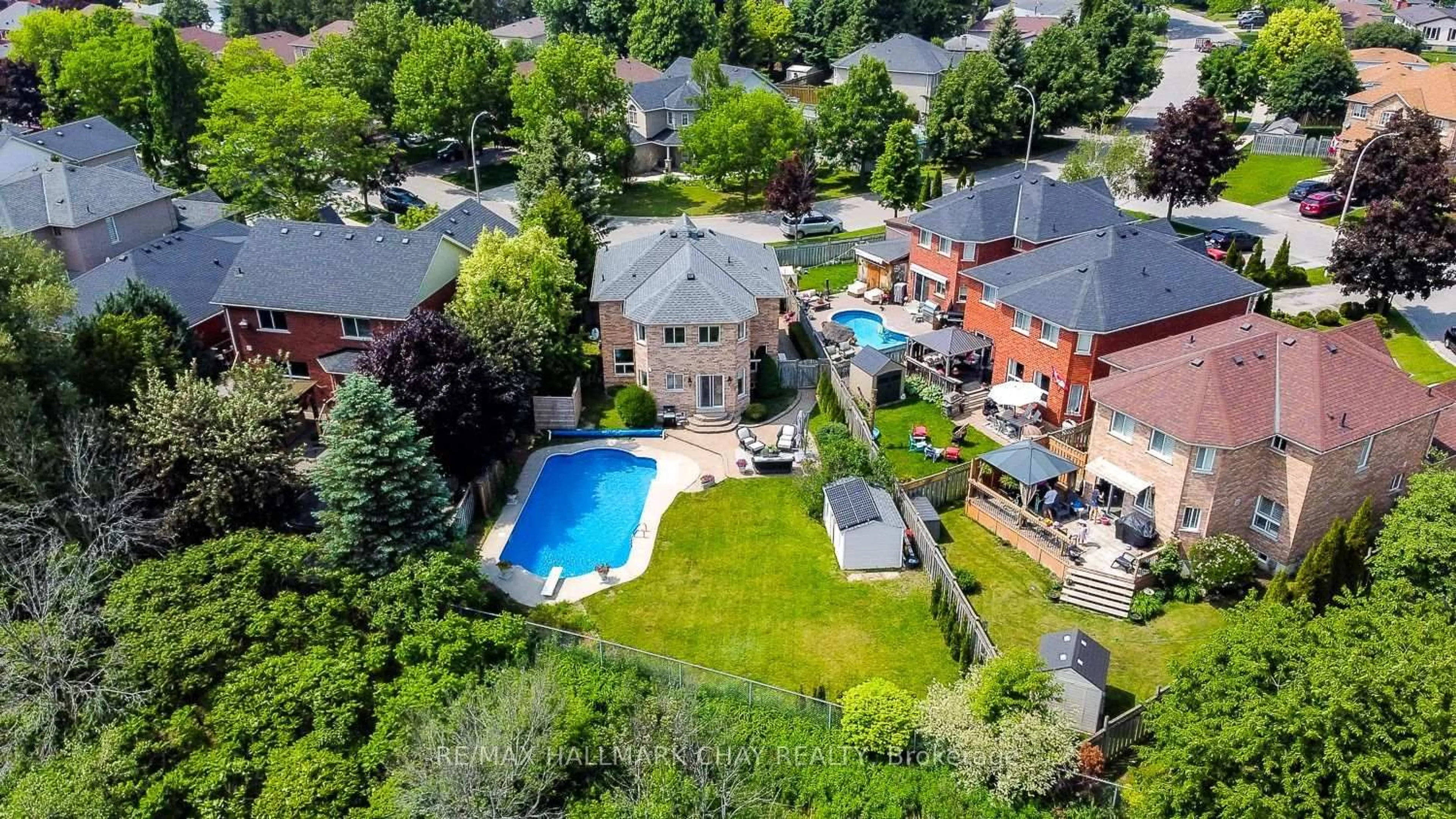 A pic from outside/outdoor area/front of a property/back of a property/a pic from drone, unknown for 295 Tupper Blvd, New Tecumseth Ontario L9R 1Z6