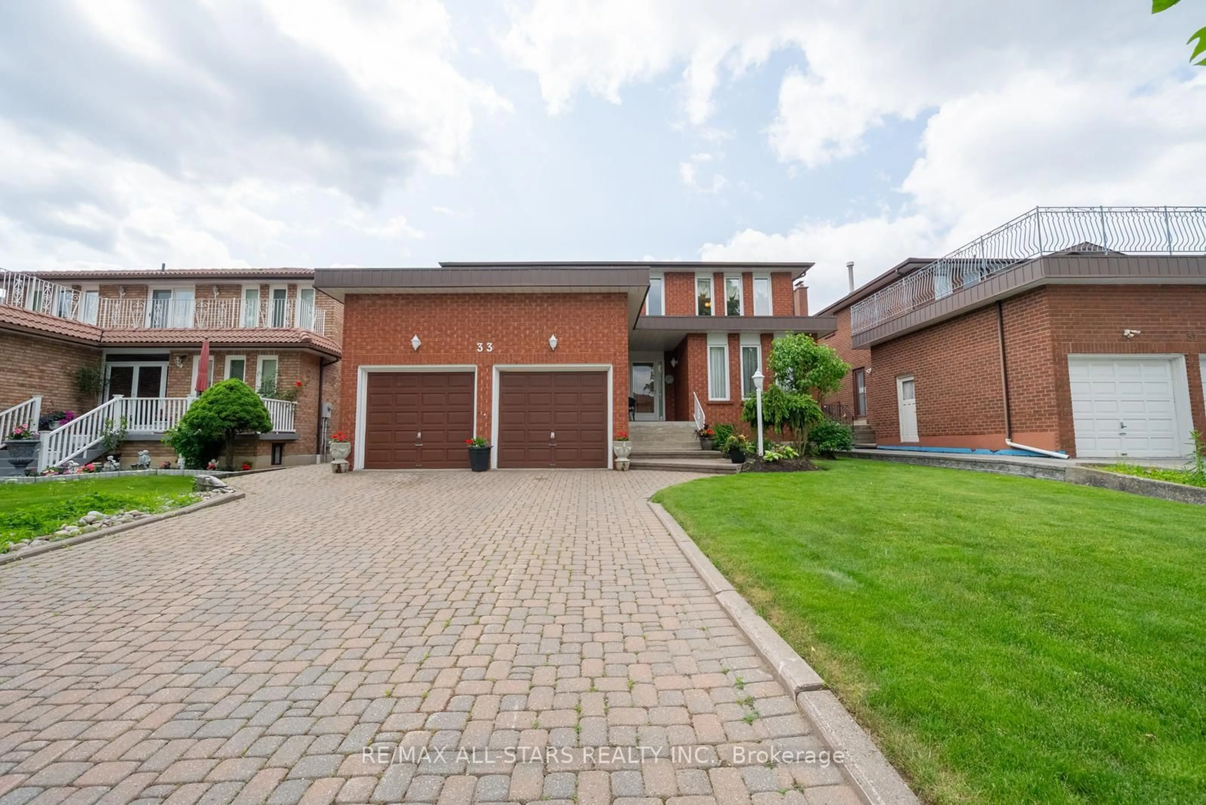 Home with brick exterior material, street for 33 Dundee Cres, Markham Ontario L3R 8Y7