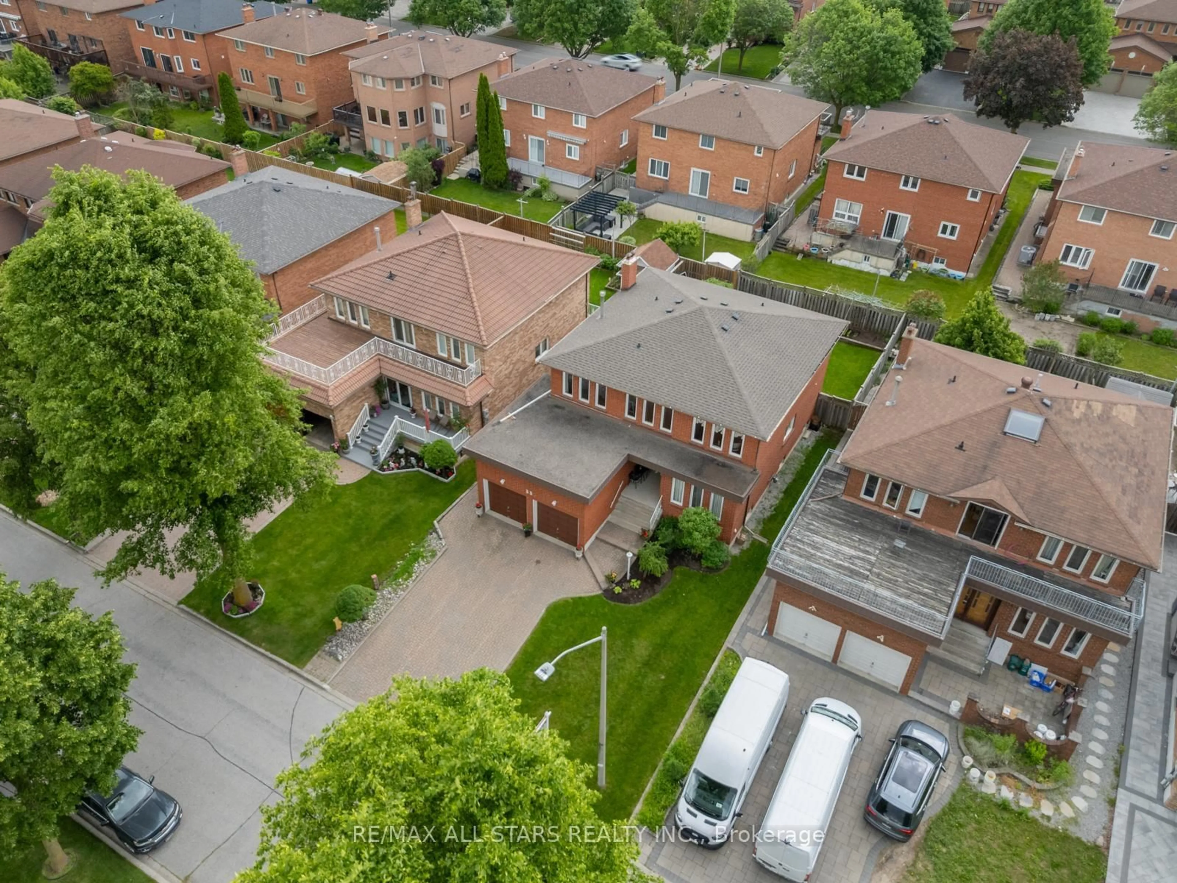 A pic from outside/outdoor area/front of a property/back of a property/a pic from drone, city buildings view from balcony for 33 Dundee Cres, Markham Ontario L3R 8Y7