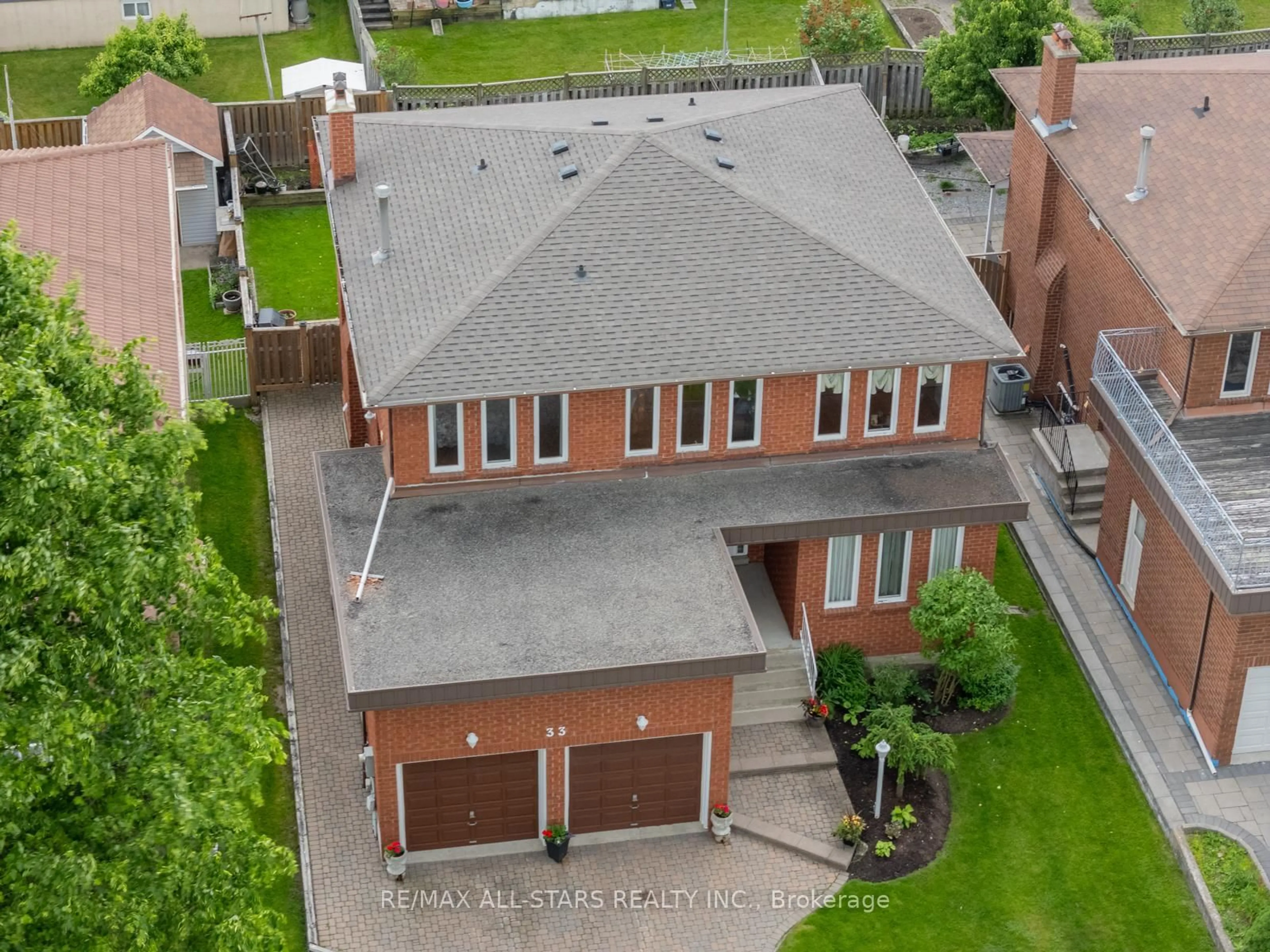 A pic from outside/outdoor area/front of a property/back of a property/a pic from drone, street for 33 Dundee Cres, Markham Ontario L3R 8Y7