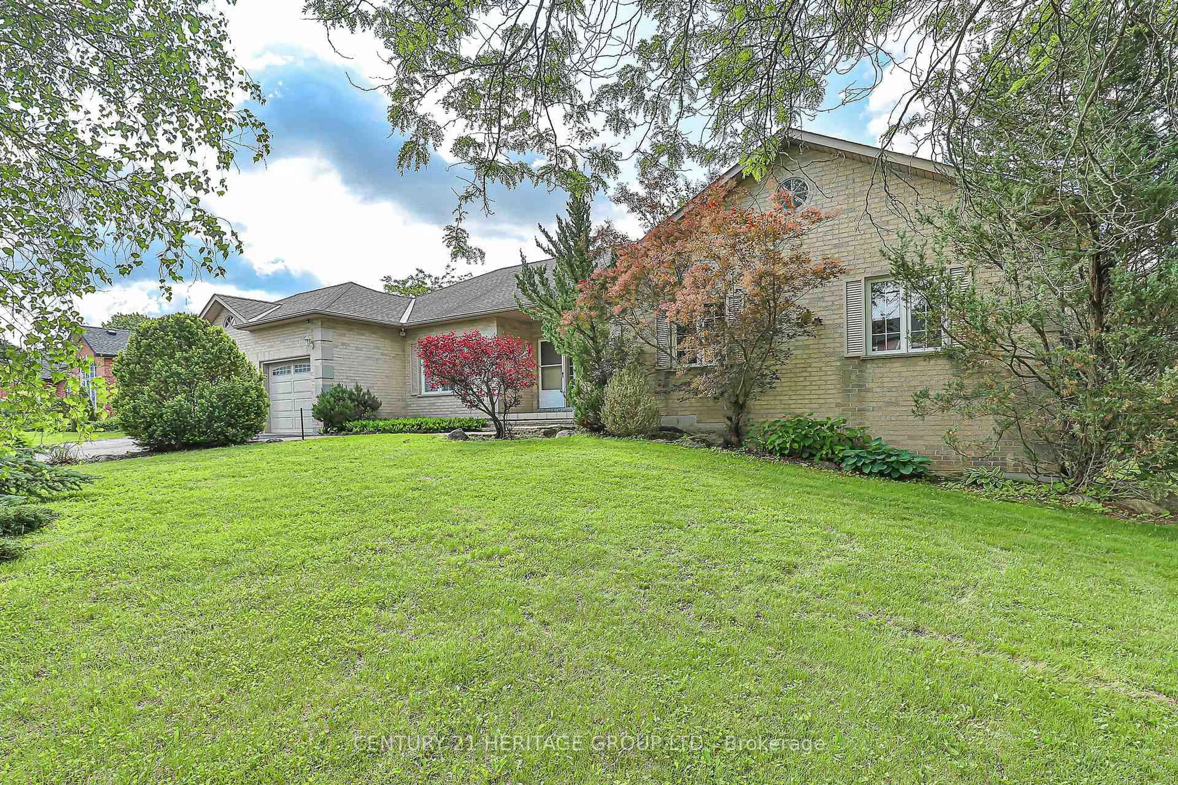 A pic from outside/outdoor area/front of a property/back of a property/a pic from drone, street for 69 David Willson Tr, East Gwillimbury Ontario L0G 1V0