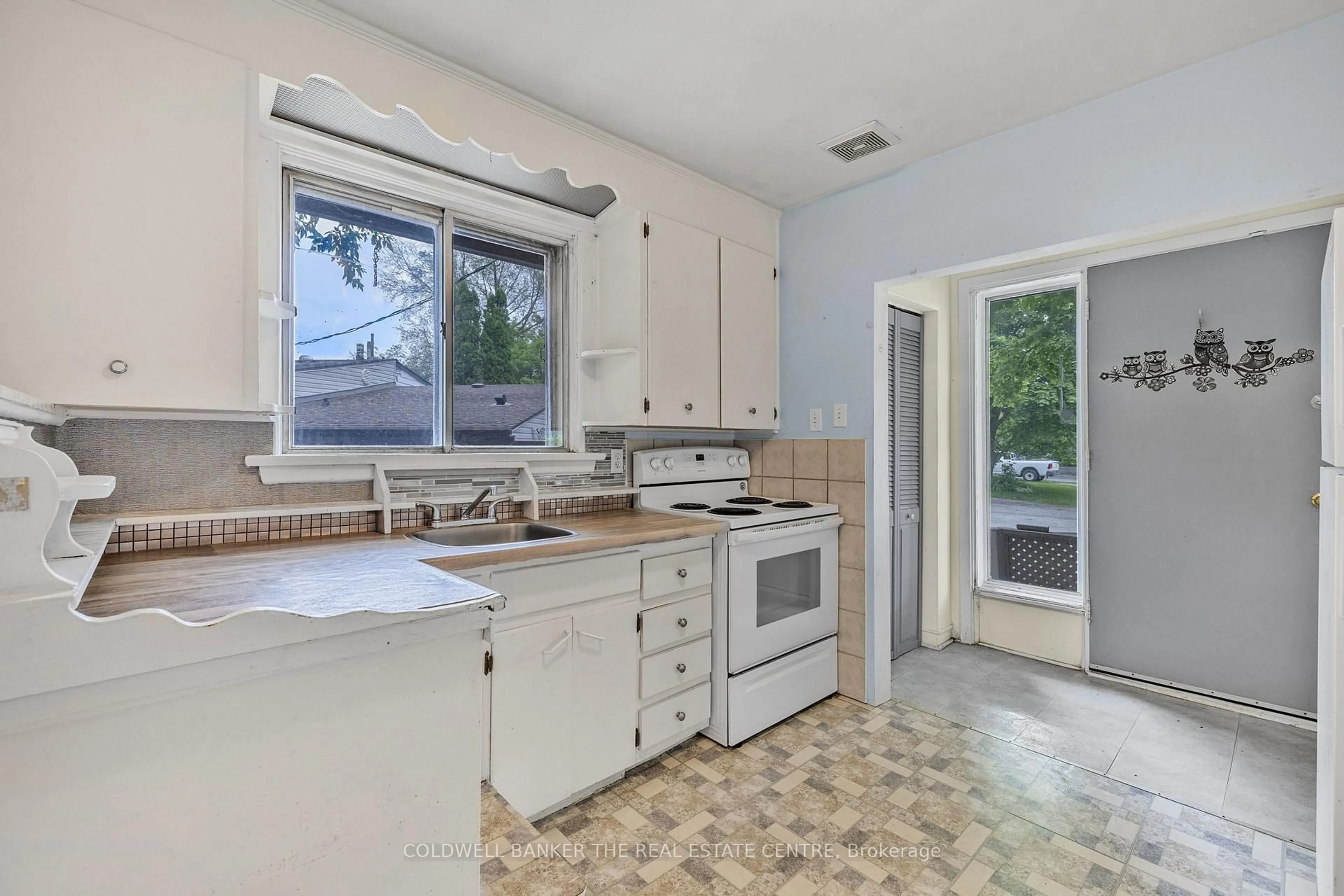 Standard kitchen, ceramic/tile floor for 69 Marlin Crt, Newmarket Ontario L3Y 2W7