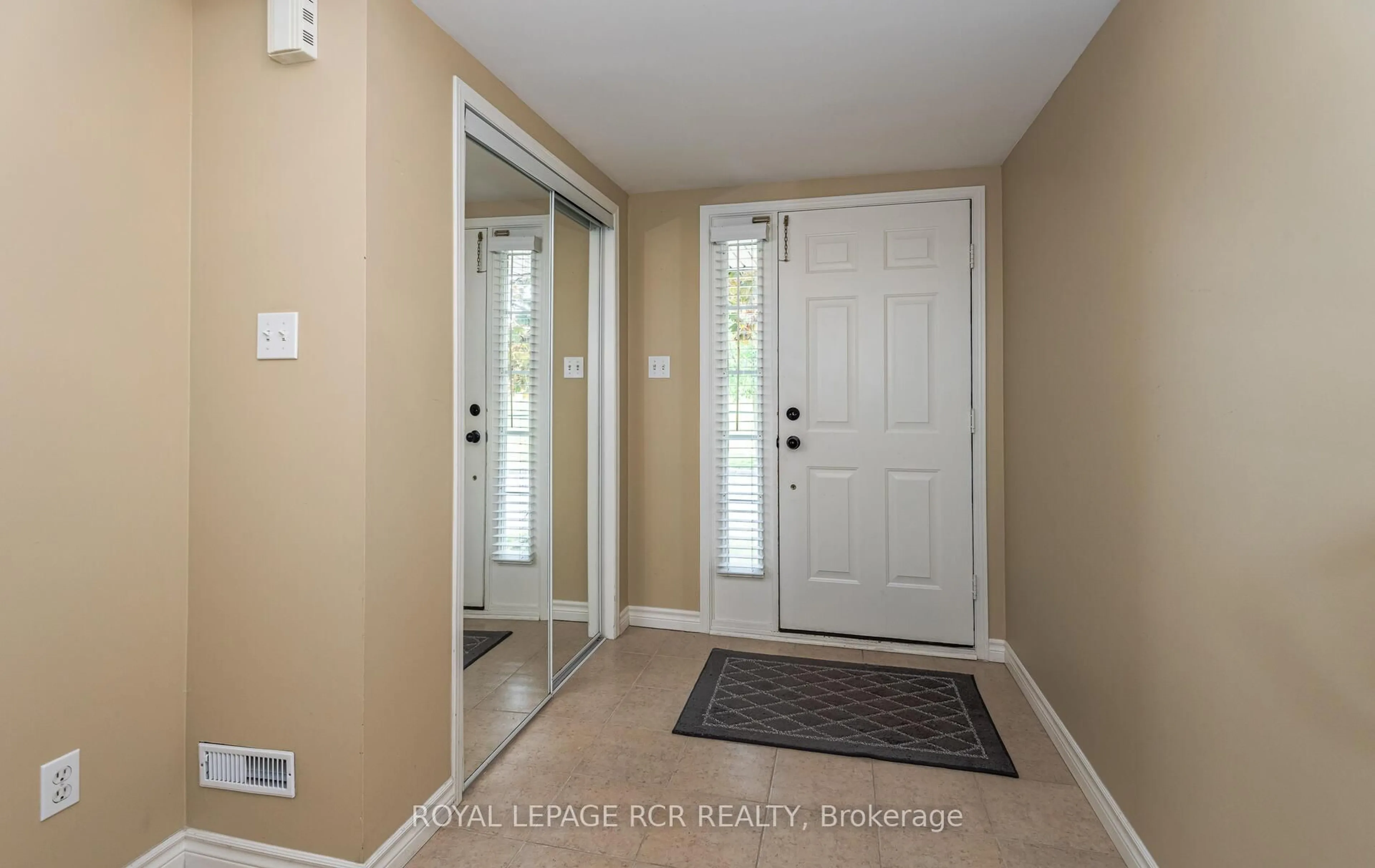 Indoor entryway for 22 Sandelwood Crt, Aurora Ontario L4G 7M9