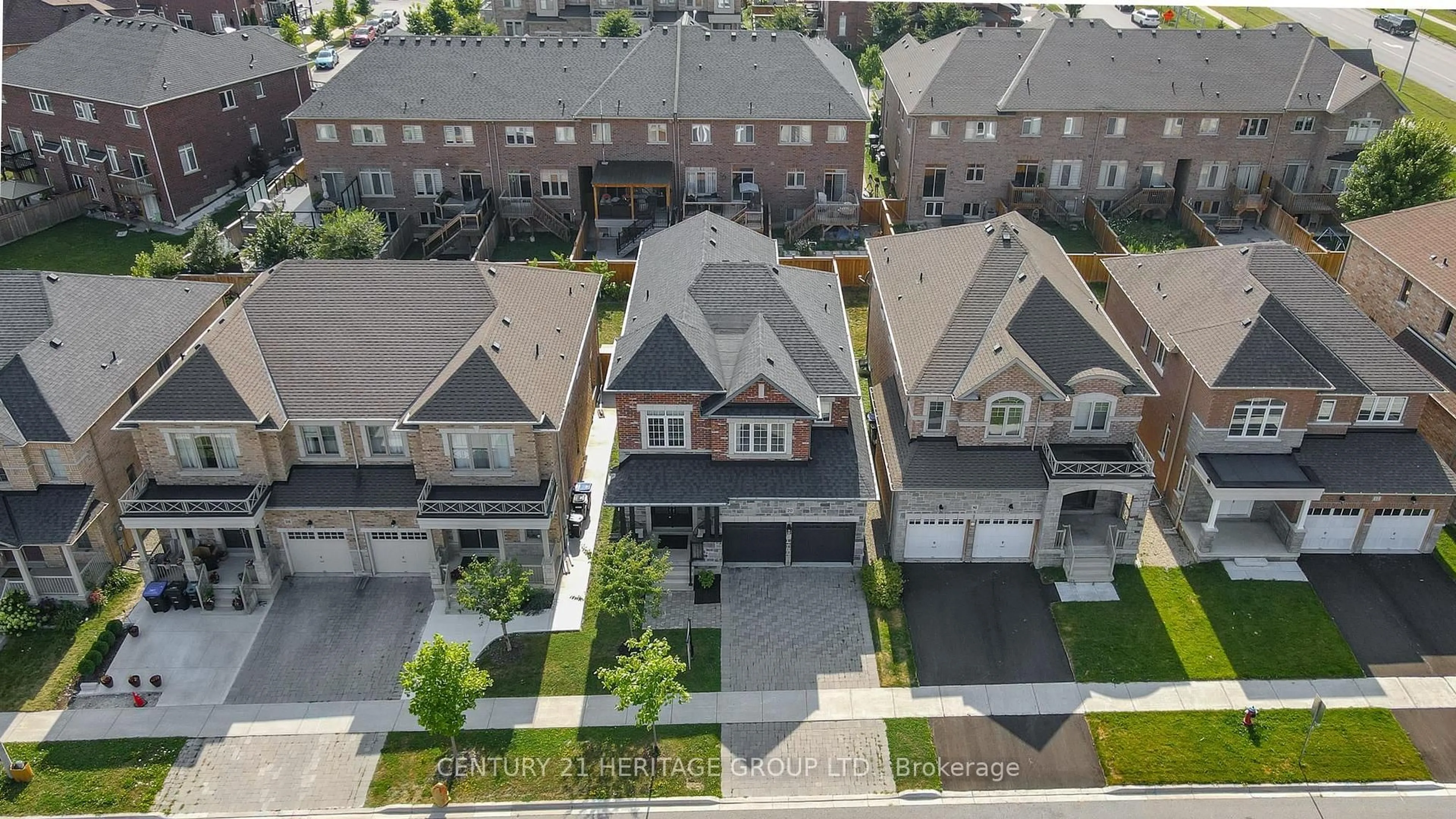 A pic from outside/outdoor area/front of a property/back of a property/a pic from drone, street for 20 Barrow Ave, Bradford West Gwillimbury Ontario L3Z 0W1