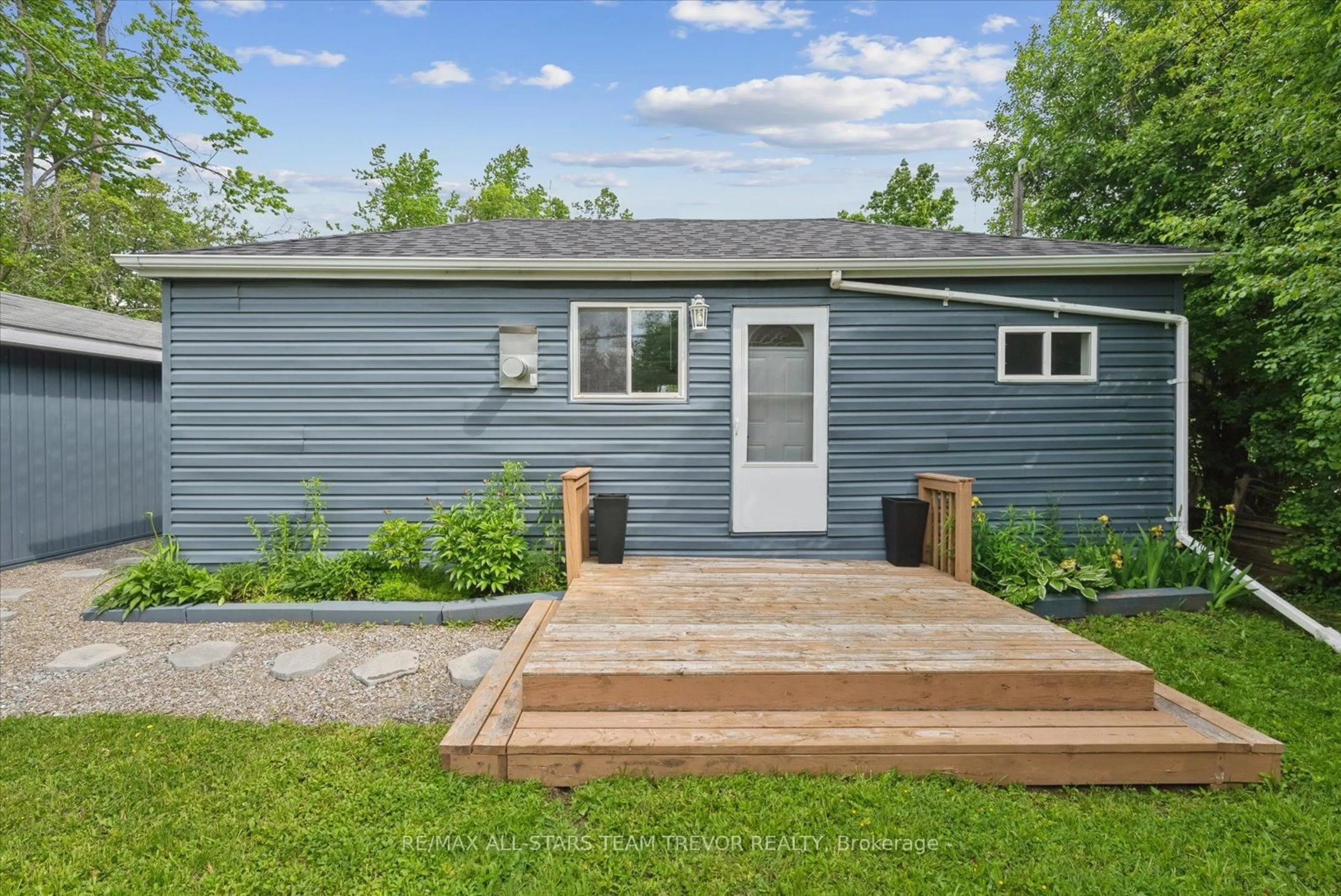 Home with vinyl exterior material, street for 1538 Metro Rd, Georgina Ontario L0E 1S0