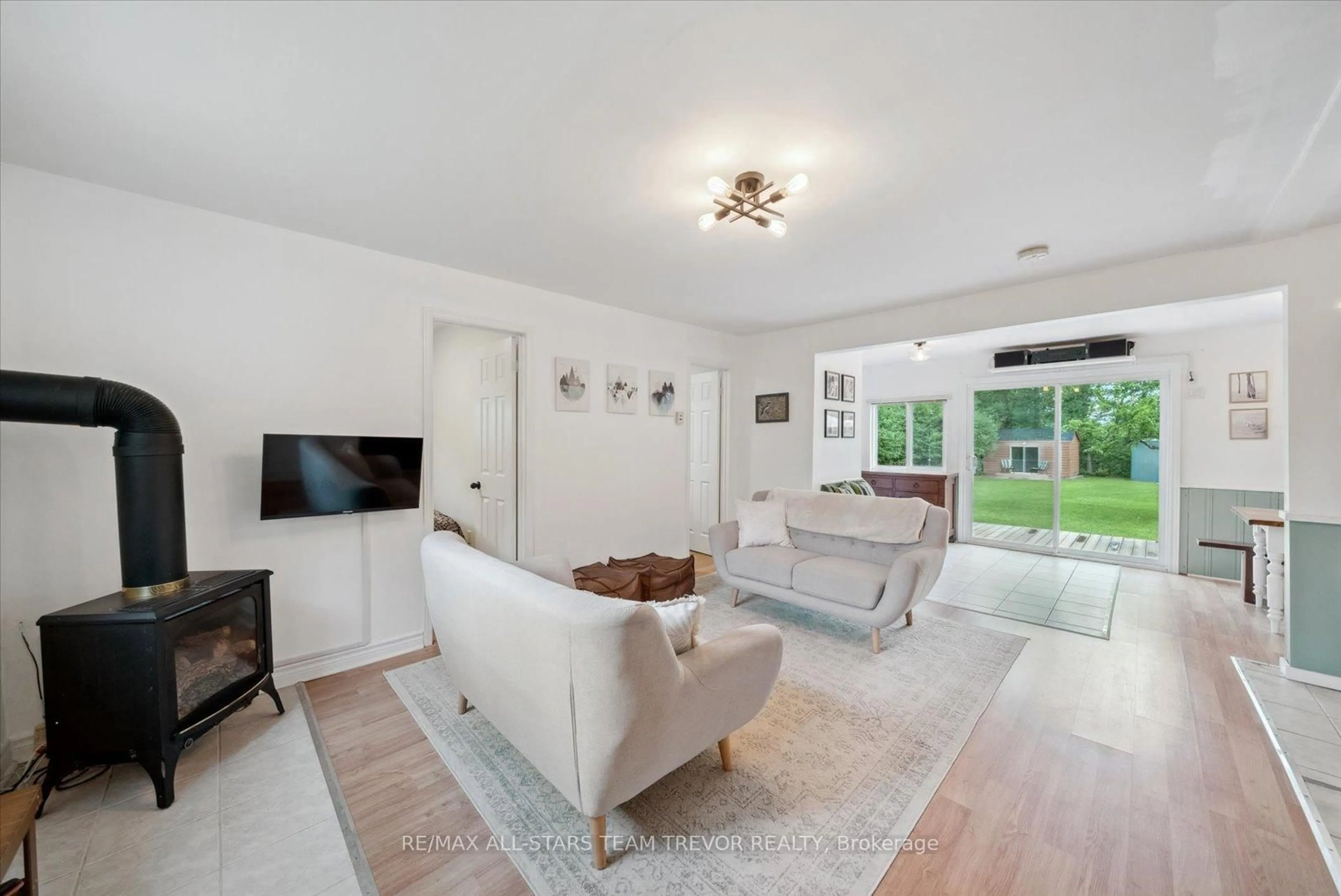Living room with furniture, unknown for 1538 Metro Rd, Georgina Ontario L0E 1S0
