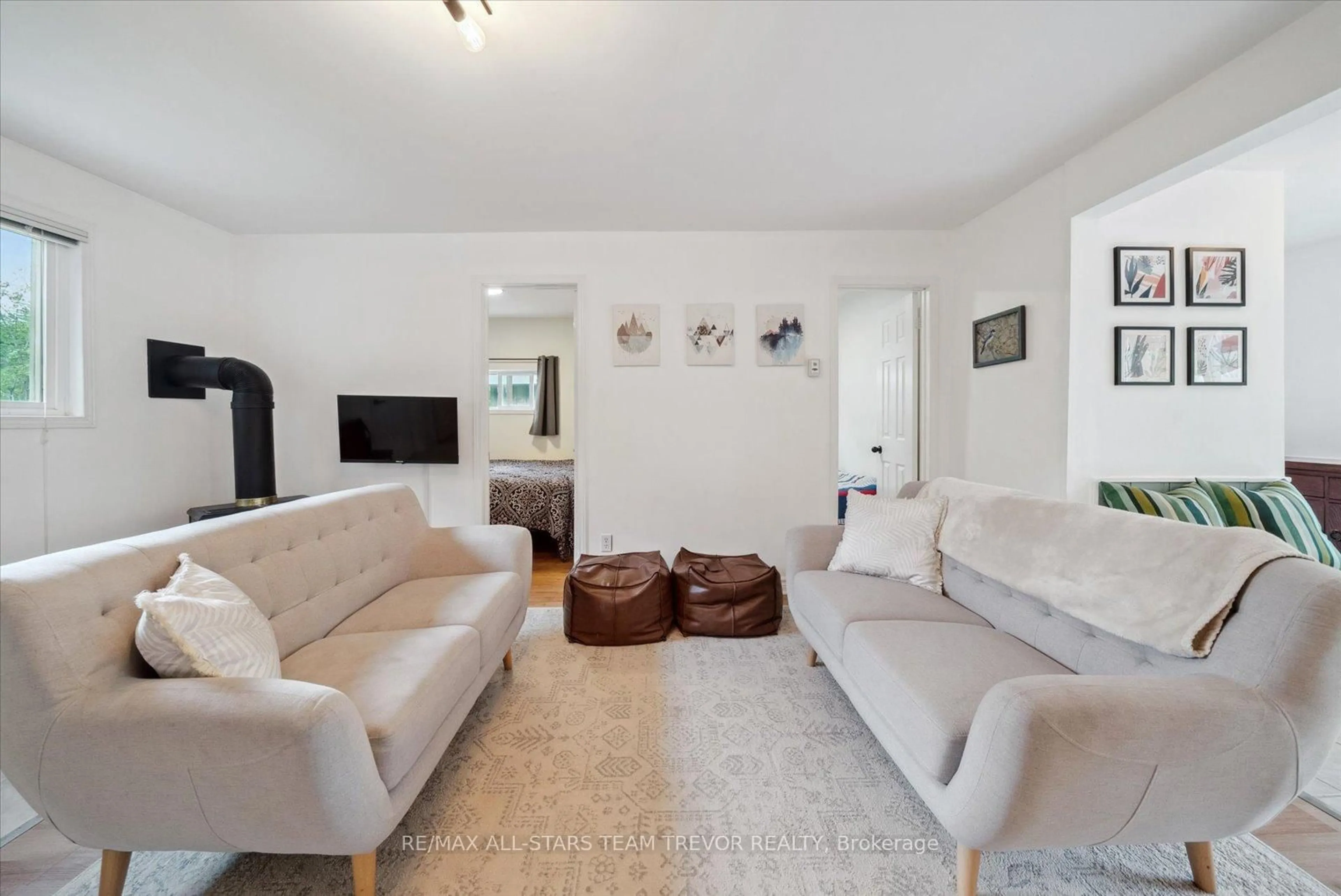 Living room with furniture, unknown for 1538 Metro Rd, Georgina Ontario L0E 1S0