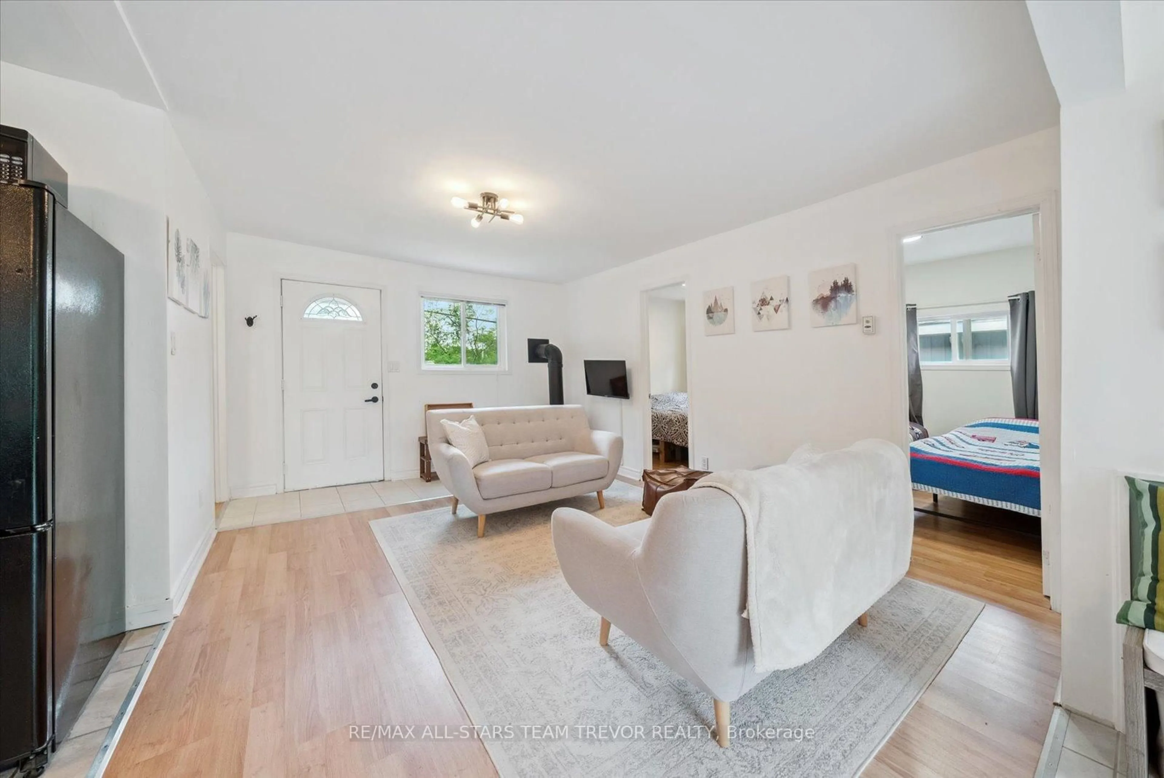 Living room with furniture, unknown for 1538 Metro Rd, Georgina Ontario L0E 1S0