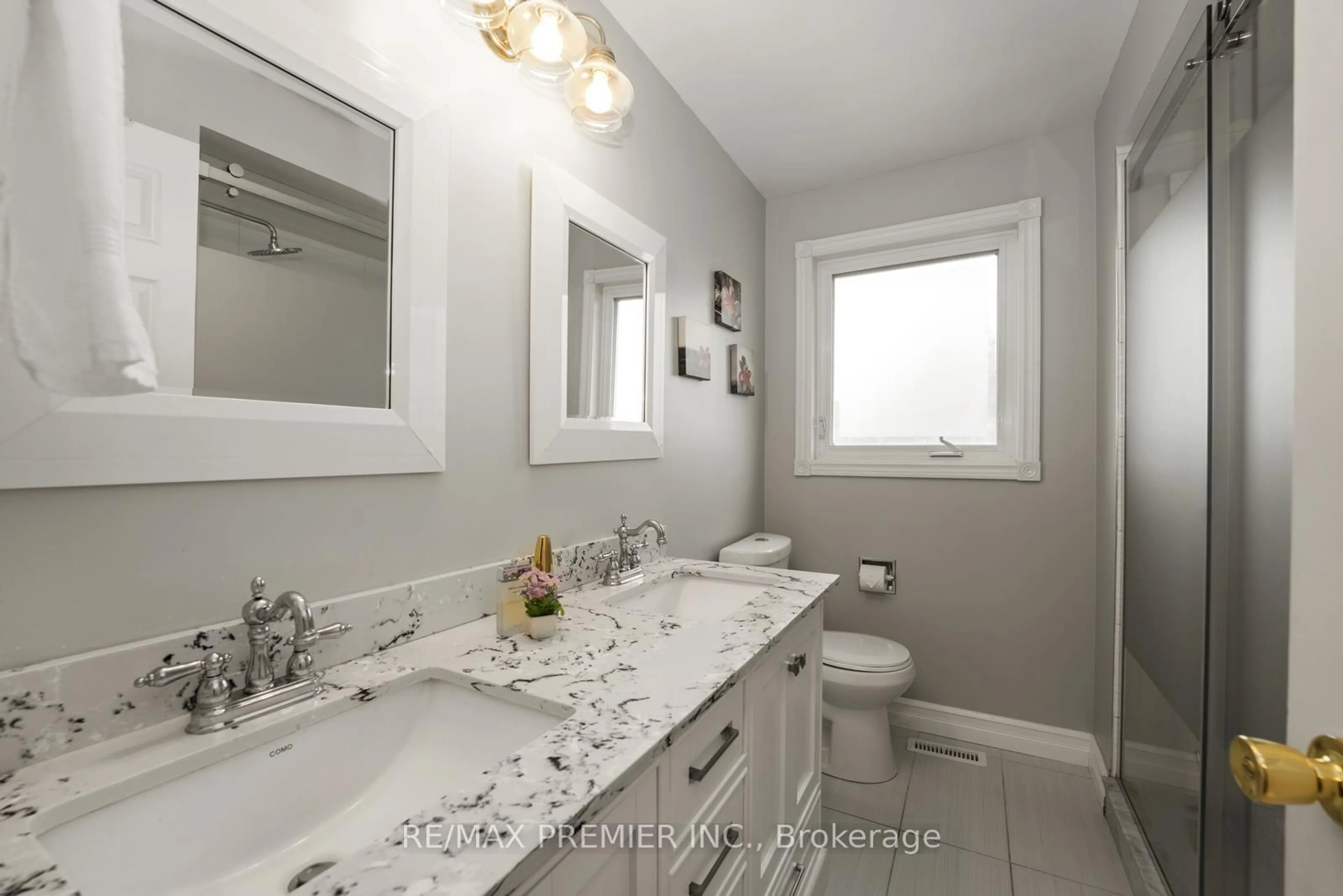 Standard bathroom, ceramic/tile floor for 127 O'Connor Cres, Richmond Hill Ontario L4C 7R7
