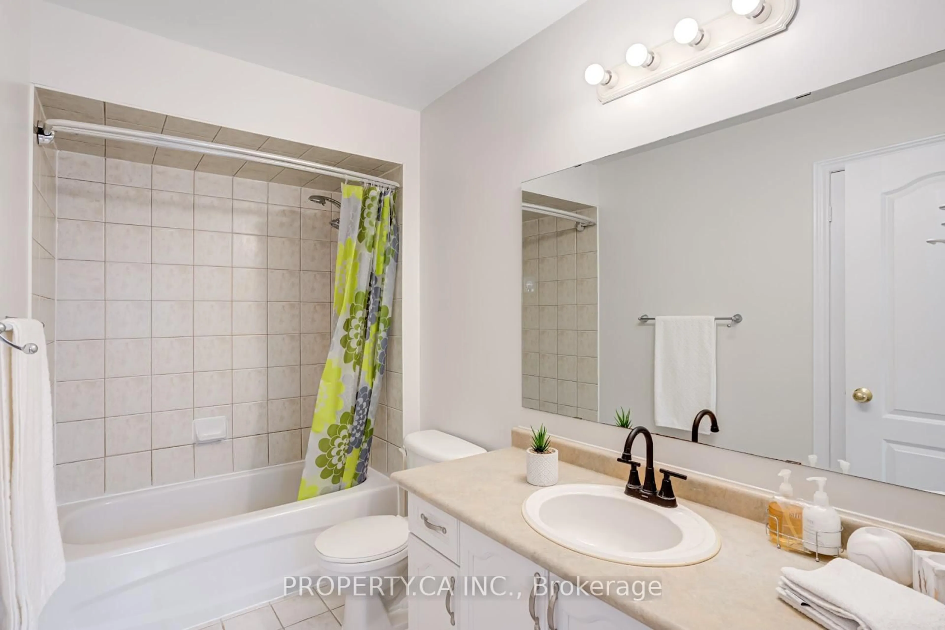 Standard bathroom, ceramic/tile floor for 137 Preston Hill Cres, Vaughan Ontario L4K 5L5