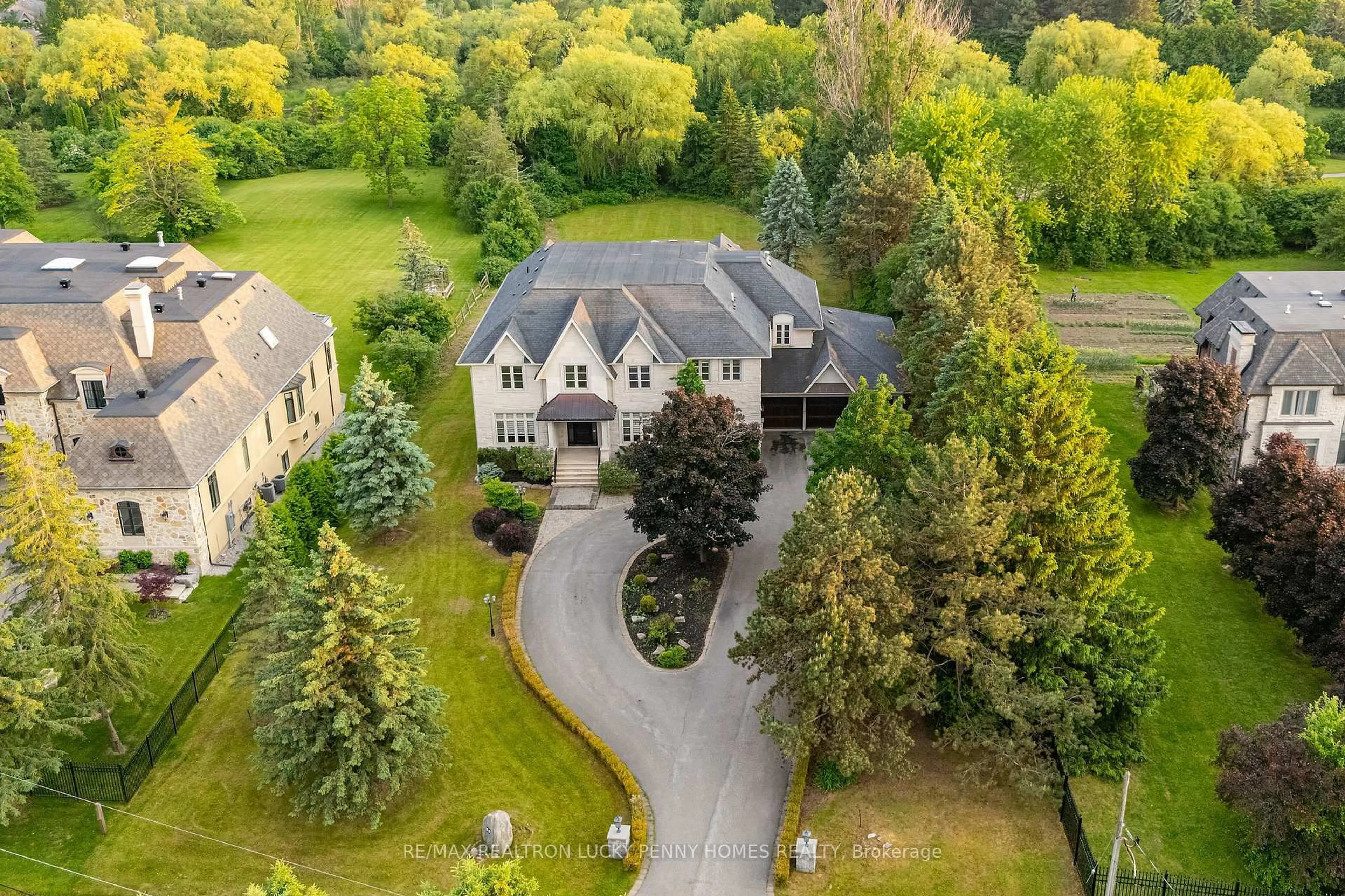 A pic from outside/outdoor area/front of a property/back of a property/a pic from drone, unknown for 60 Cachet Pkwy, Markham Ontario L6C 1C2