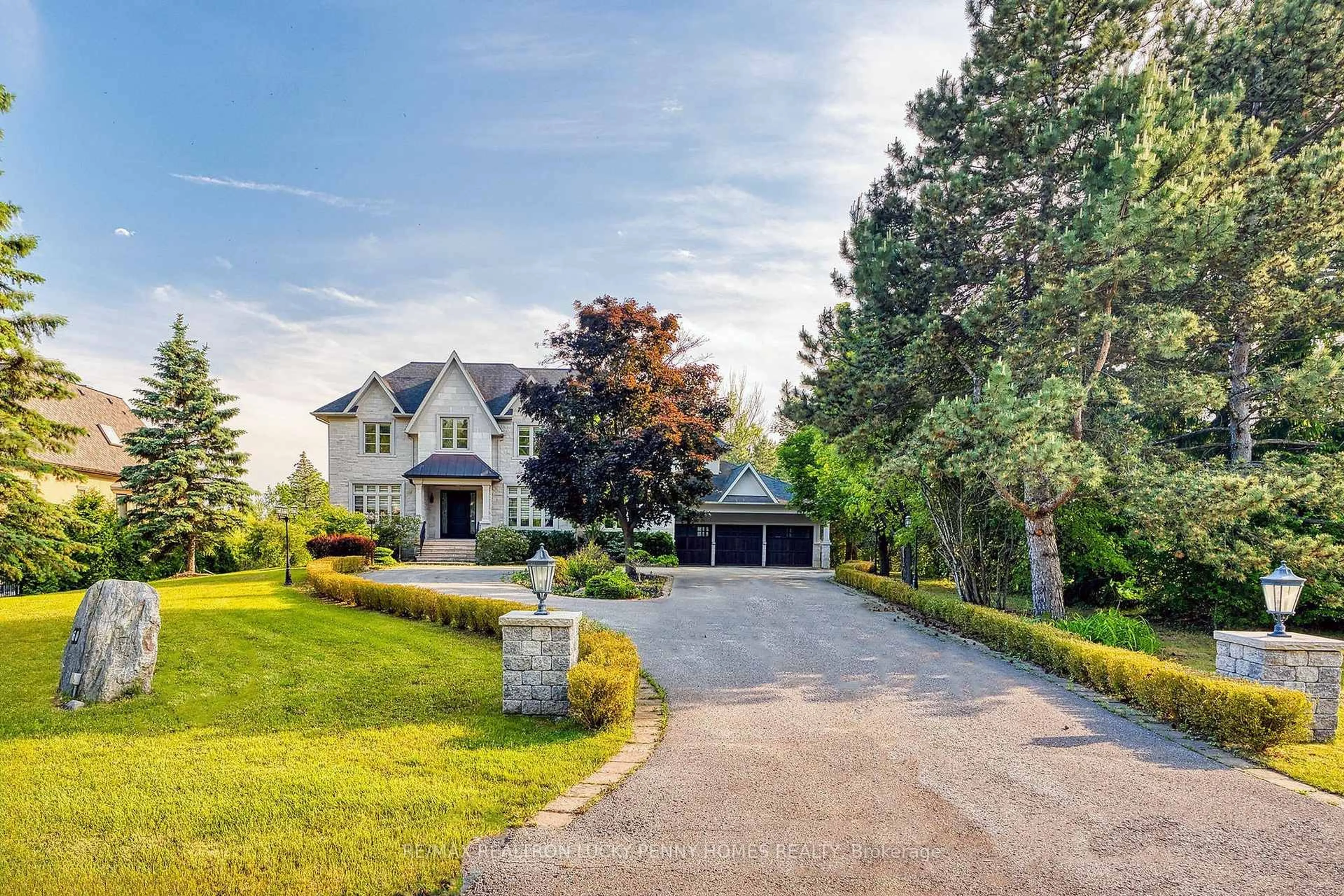 A pic from outside/outdoor area/front of a property/back of a property/a pic from drone, street for 60 Cachet Pkwy, Markham Ontario L6C 1C2