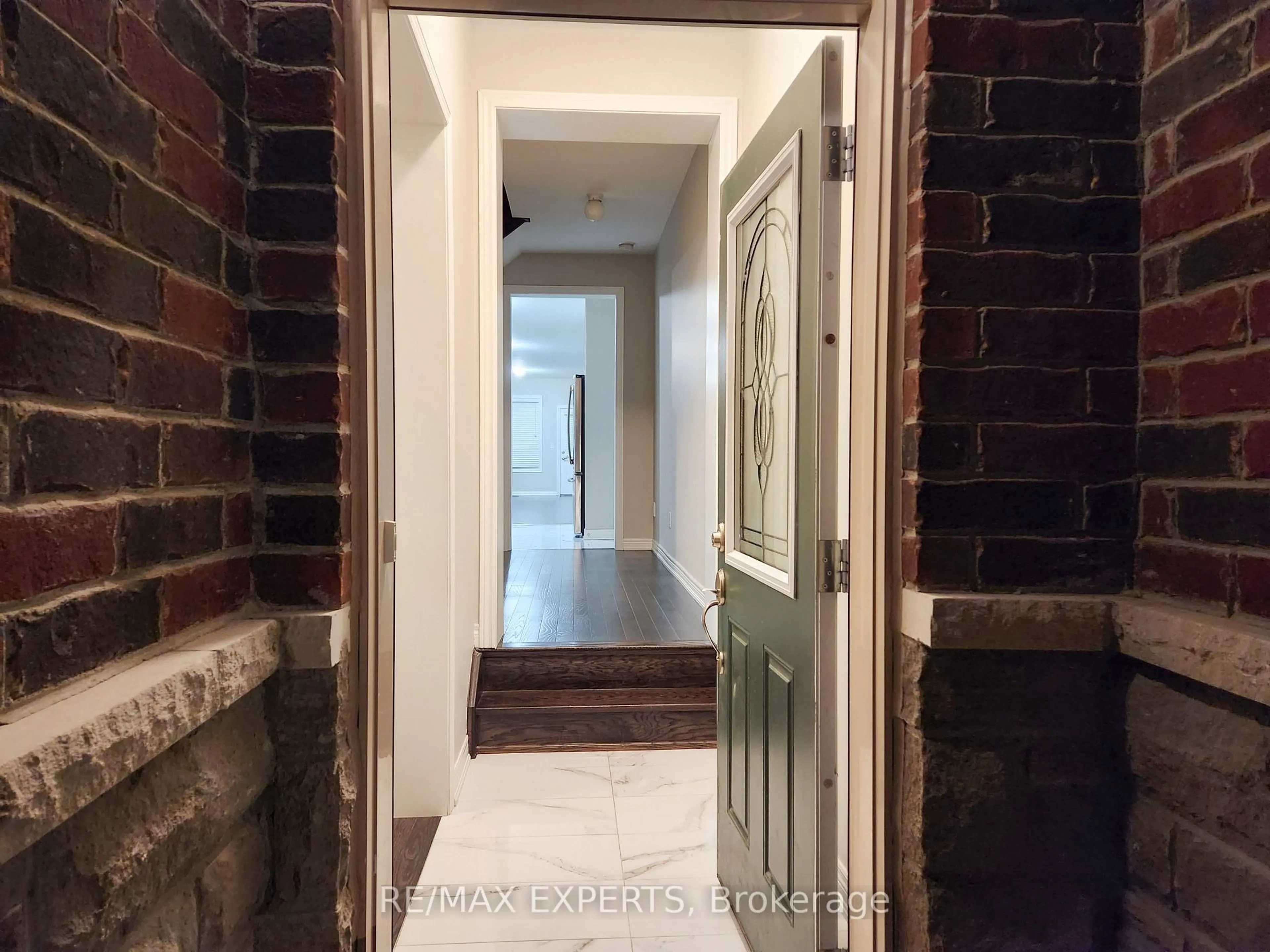 Indoor entryway for 91 Kingsmere Cres, New Tecumseth Ontario L9R 0K6