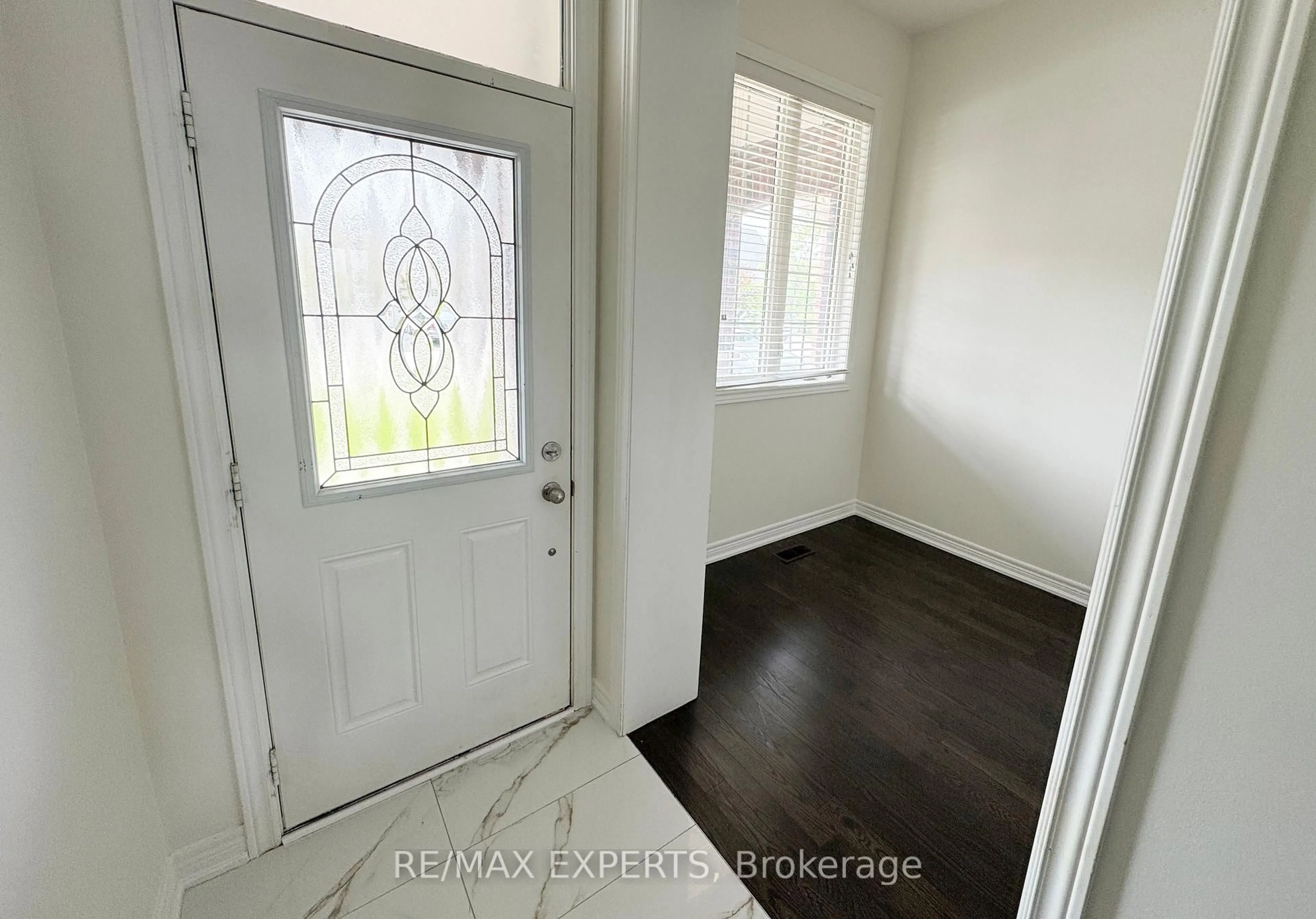 Indoor entryway for 91 Kingsmere Cres, New Tecumseth Ontario L9R 0K6