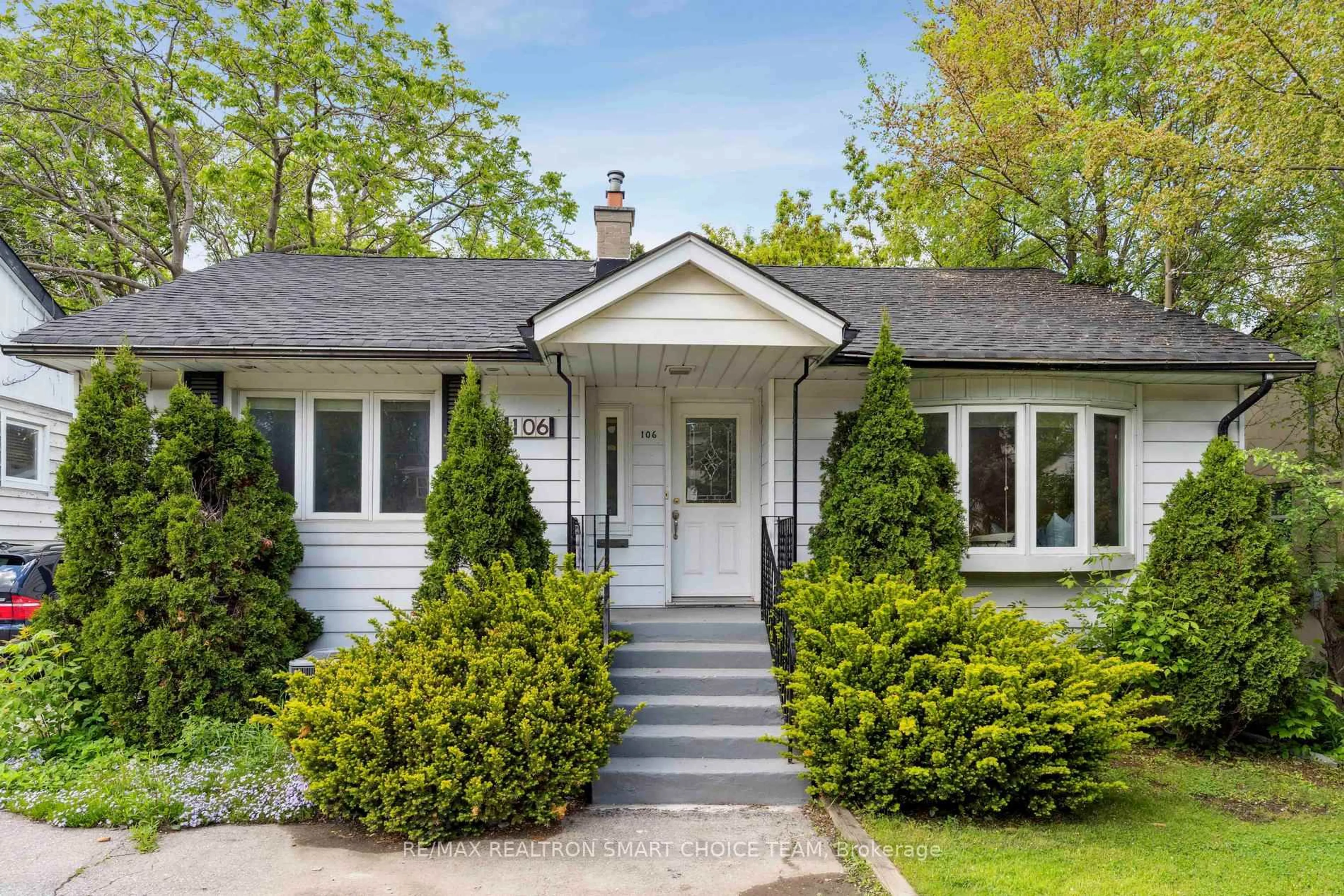 Home with vinyl exterior material, street for 106 Steeles Ave, Markham Ontario L3T 1A4