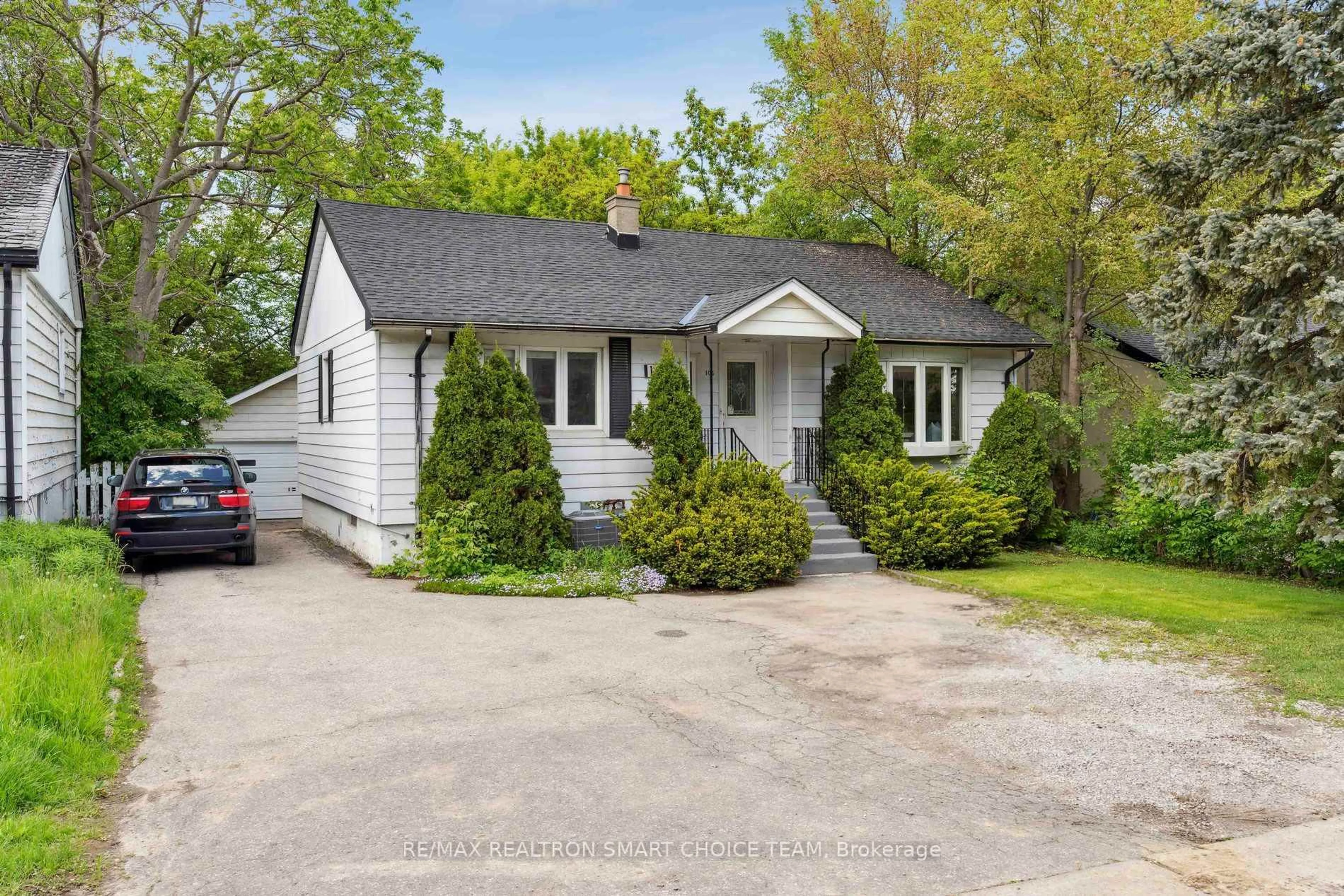 Home with vinyl exterior material, street for 106 Steeles Ave, Markham Ontario L3T 1A4
