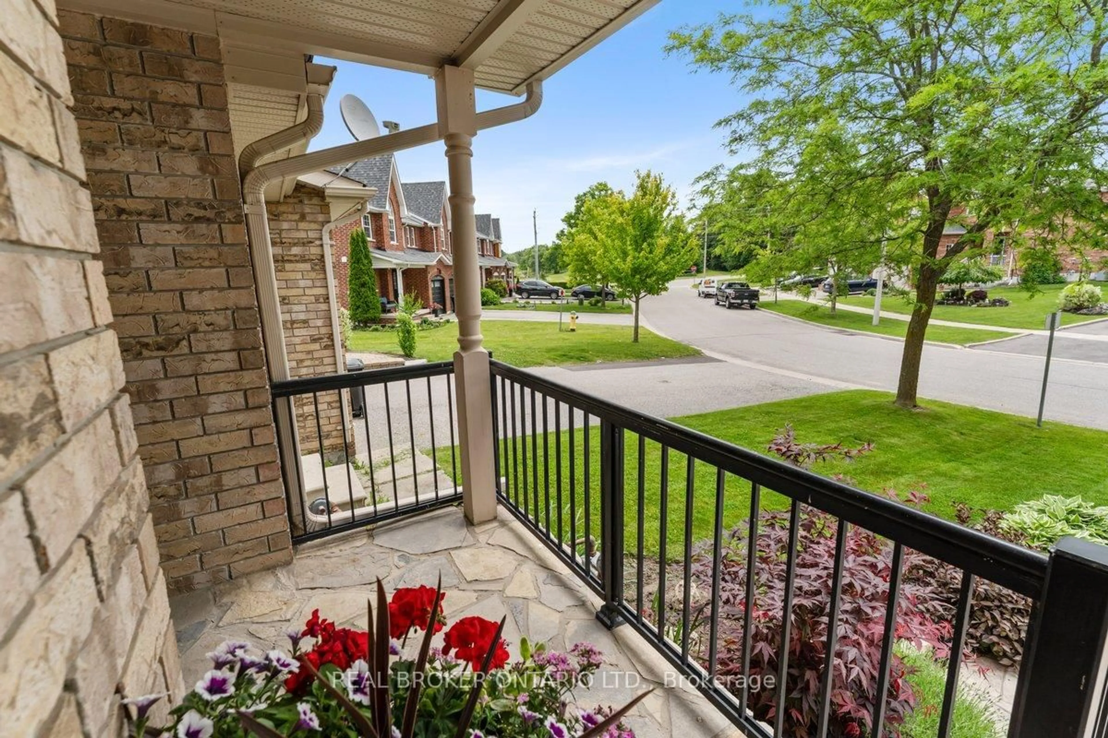 Patio, street for 16 Buchanan Dr, New Tecumseth Ontario L9R 0A1