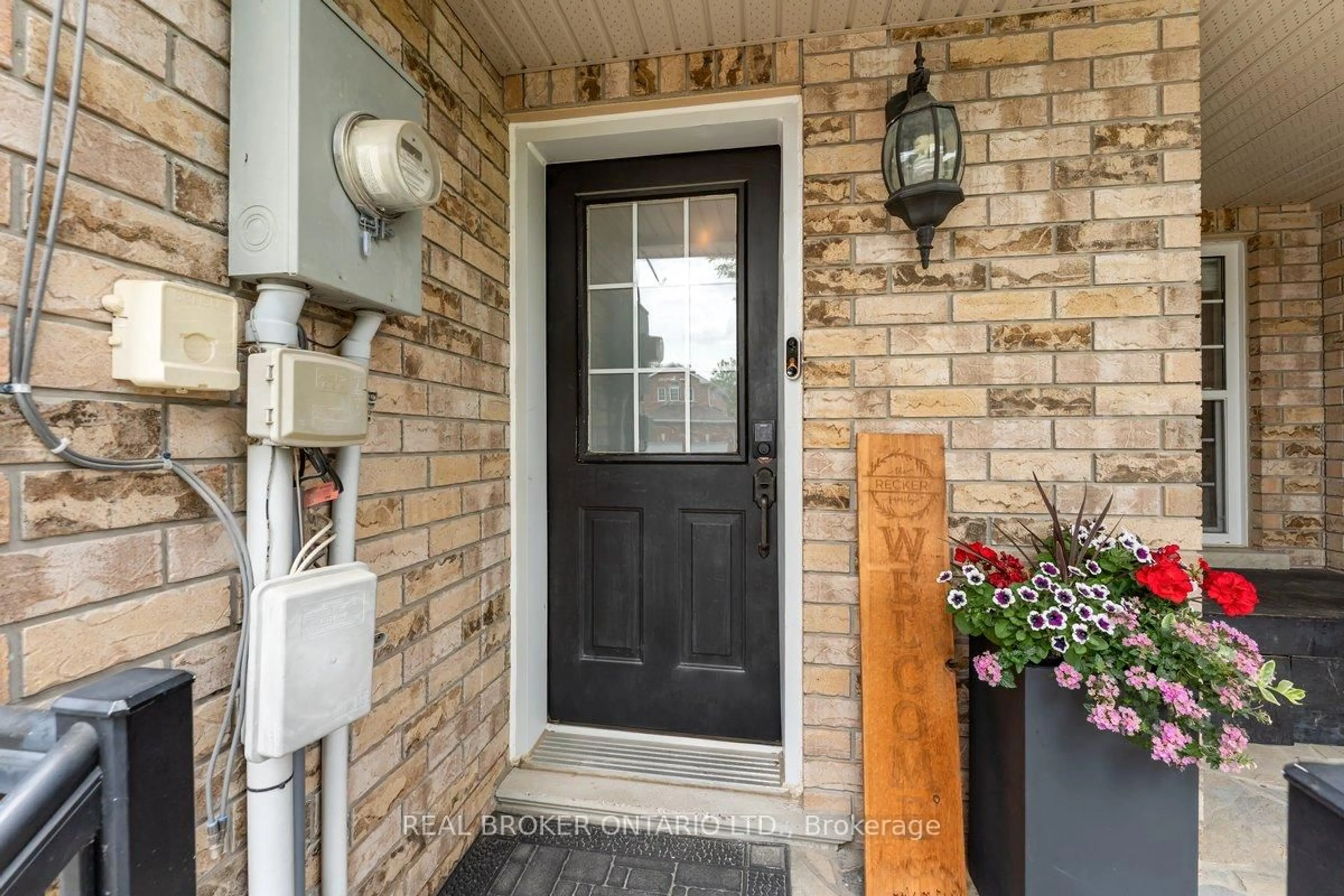 Indoor entryway for 16 Buchanan Dr, New Tecumseth Ontario L9R 0A1