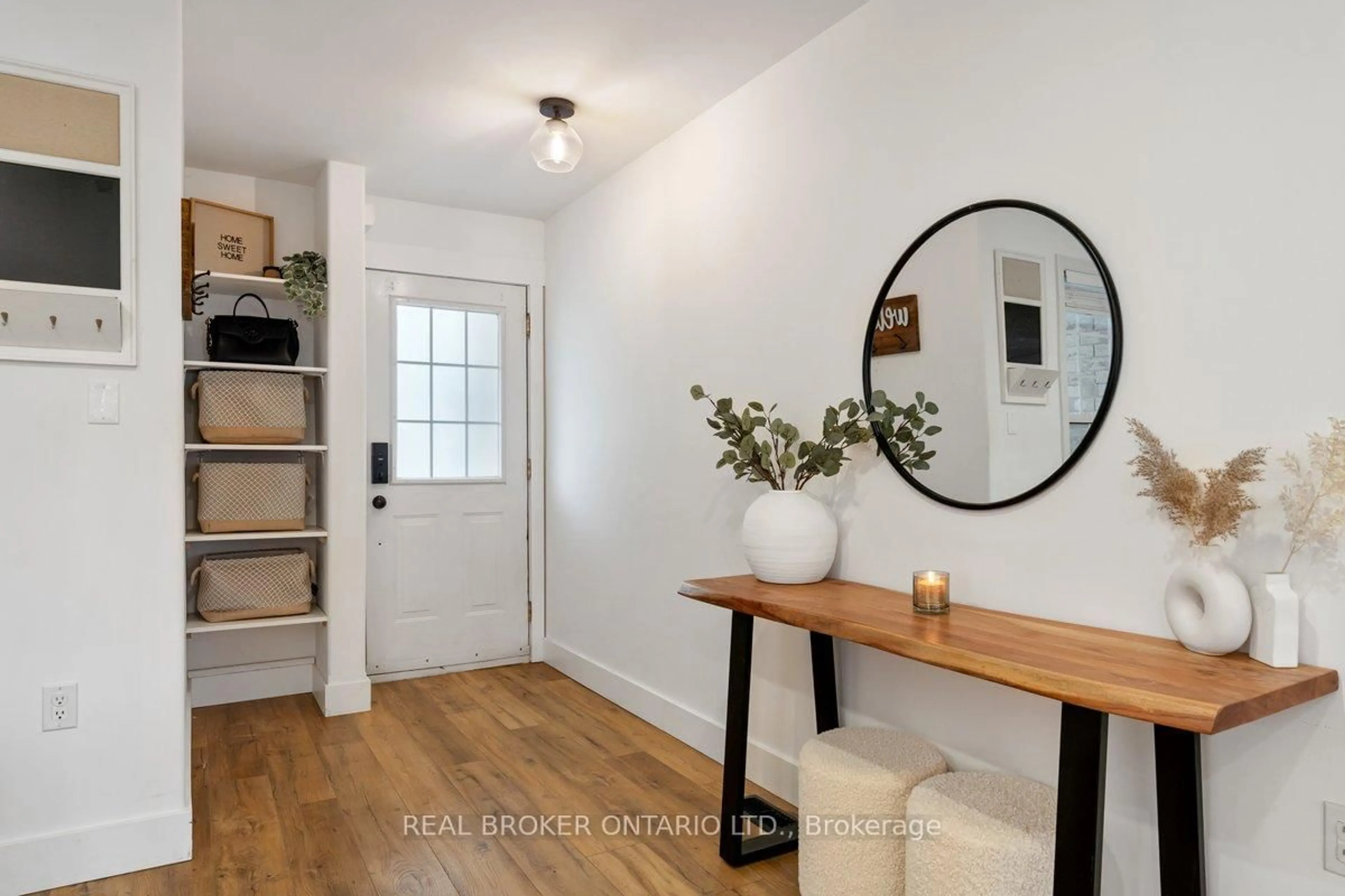 Indoor entryway for 16 Buchanan Dr, New Tecumseth Ontario L9R 0A1