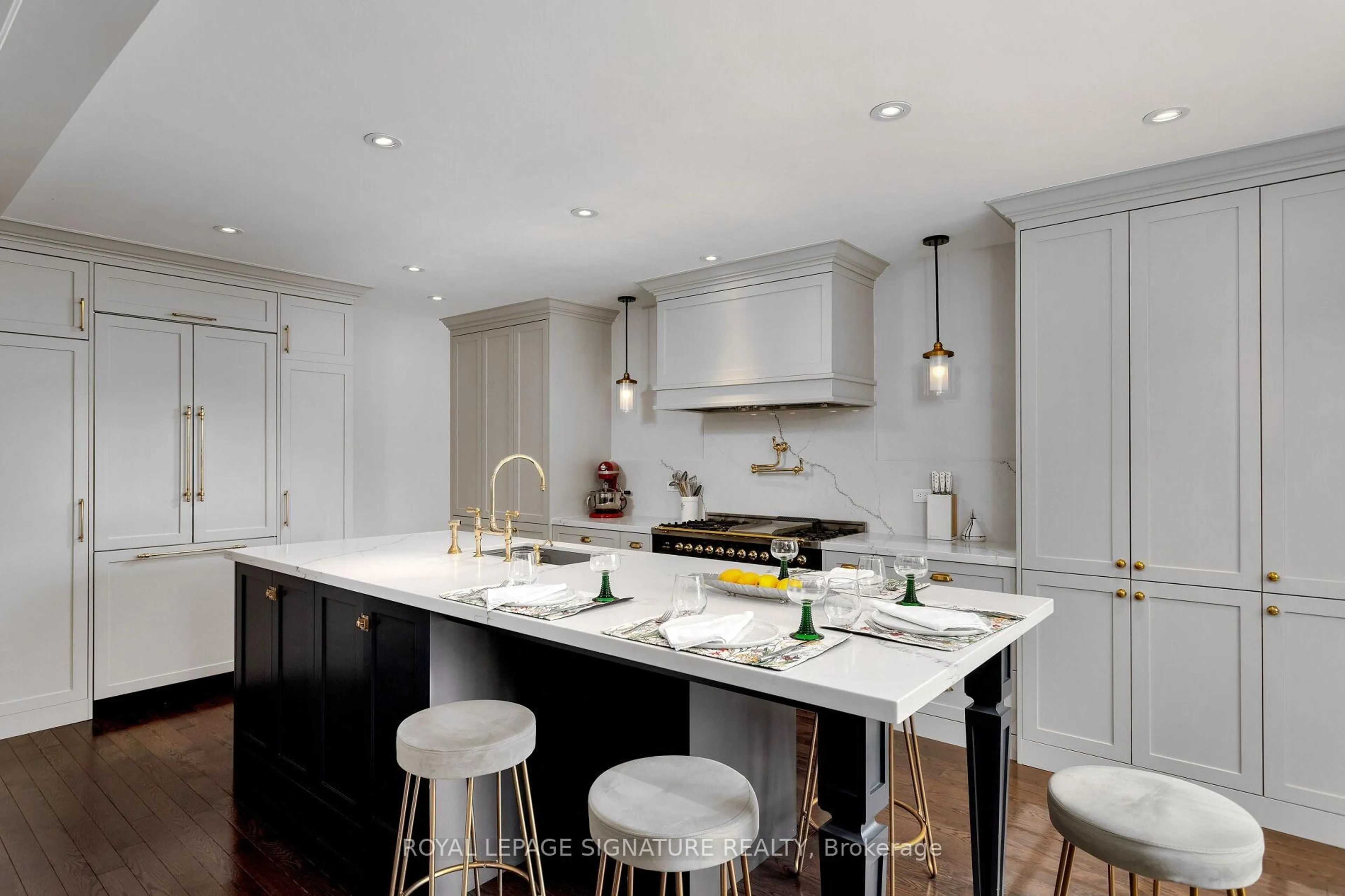 Contemporary kitchen, unknown for 37 Chao Cres, Richmond Hill Ontario L4E 0P4