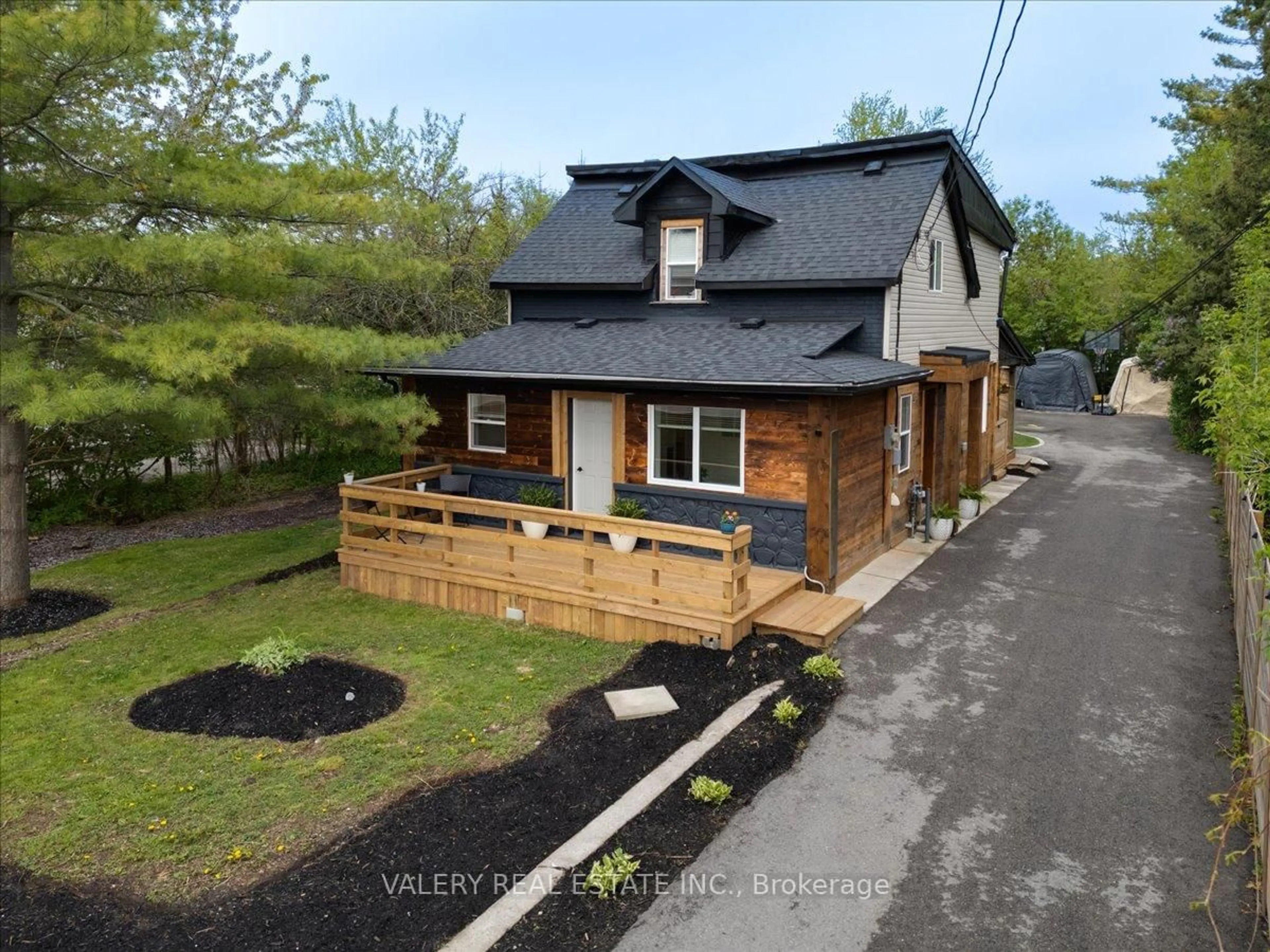 A pic from outside/outdoor area/front of a property/back of a property/a pic from drone, street for 1020 Ewart St, Innisfil Ontario L0L 1C0