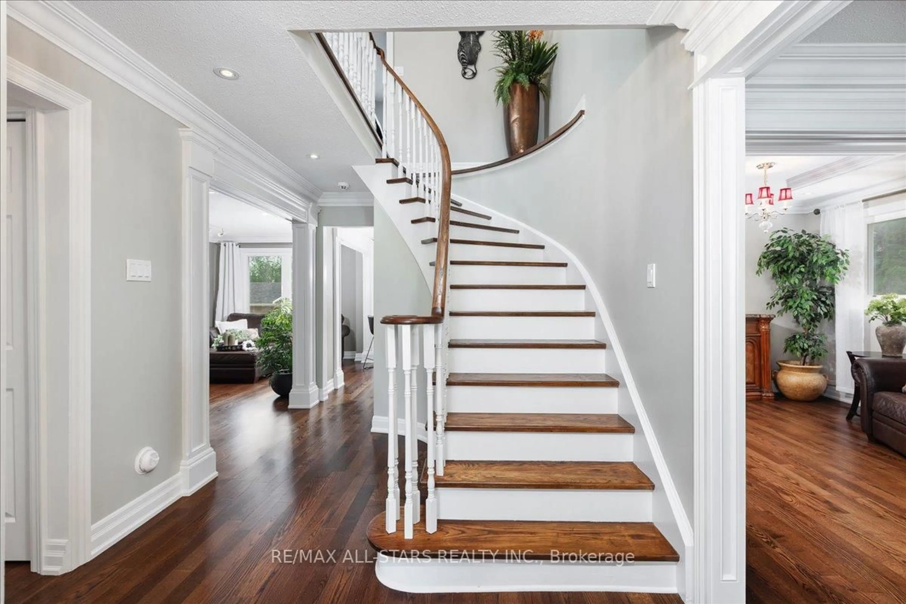 Stairs for 494 London Rd, Newmarket Ontario L3Y 6H2