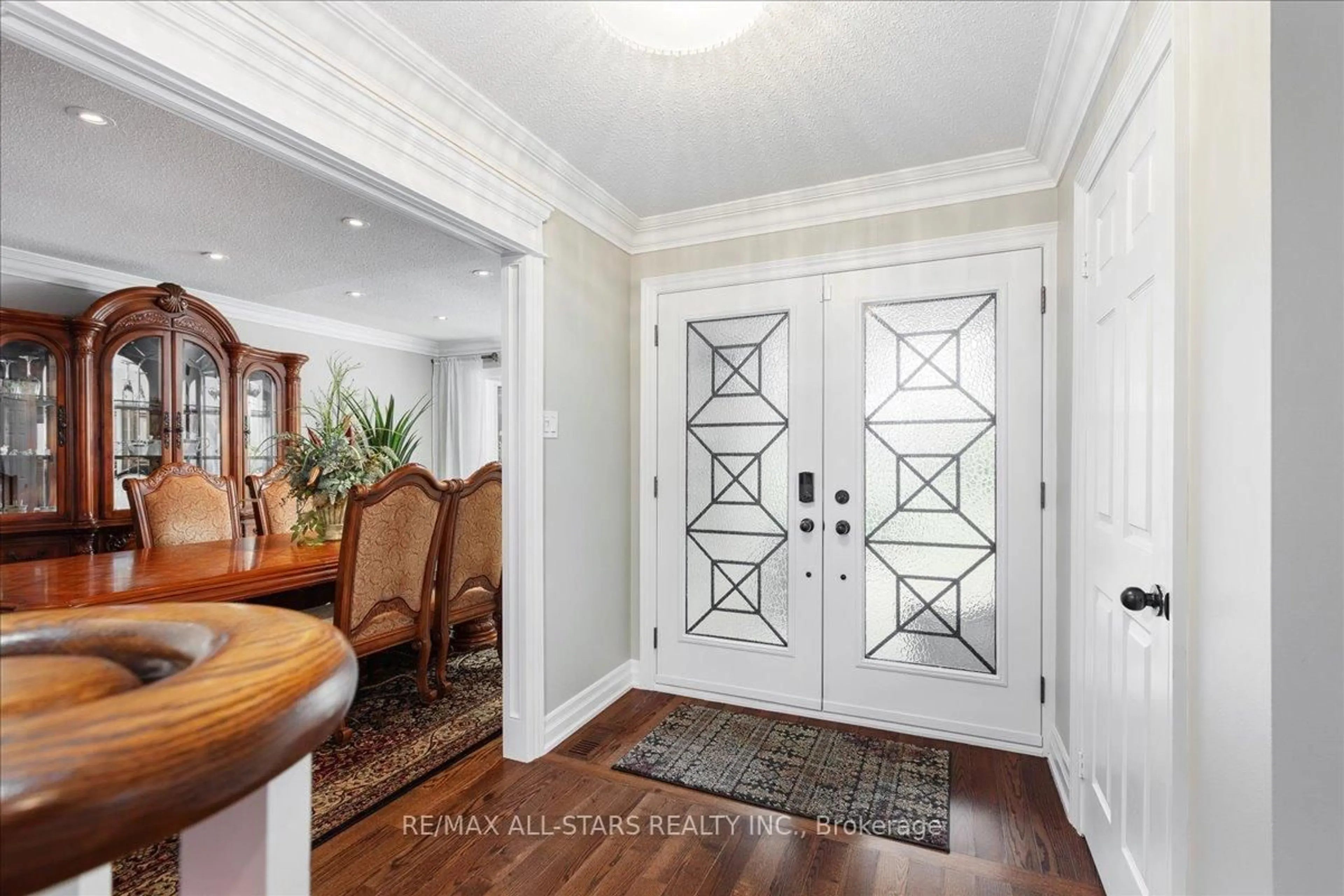 Indoor entryway for 494 London Rd, Newmarket Ontario L3Y 6H2