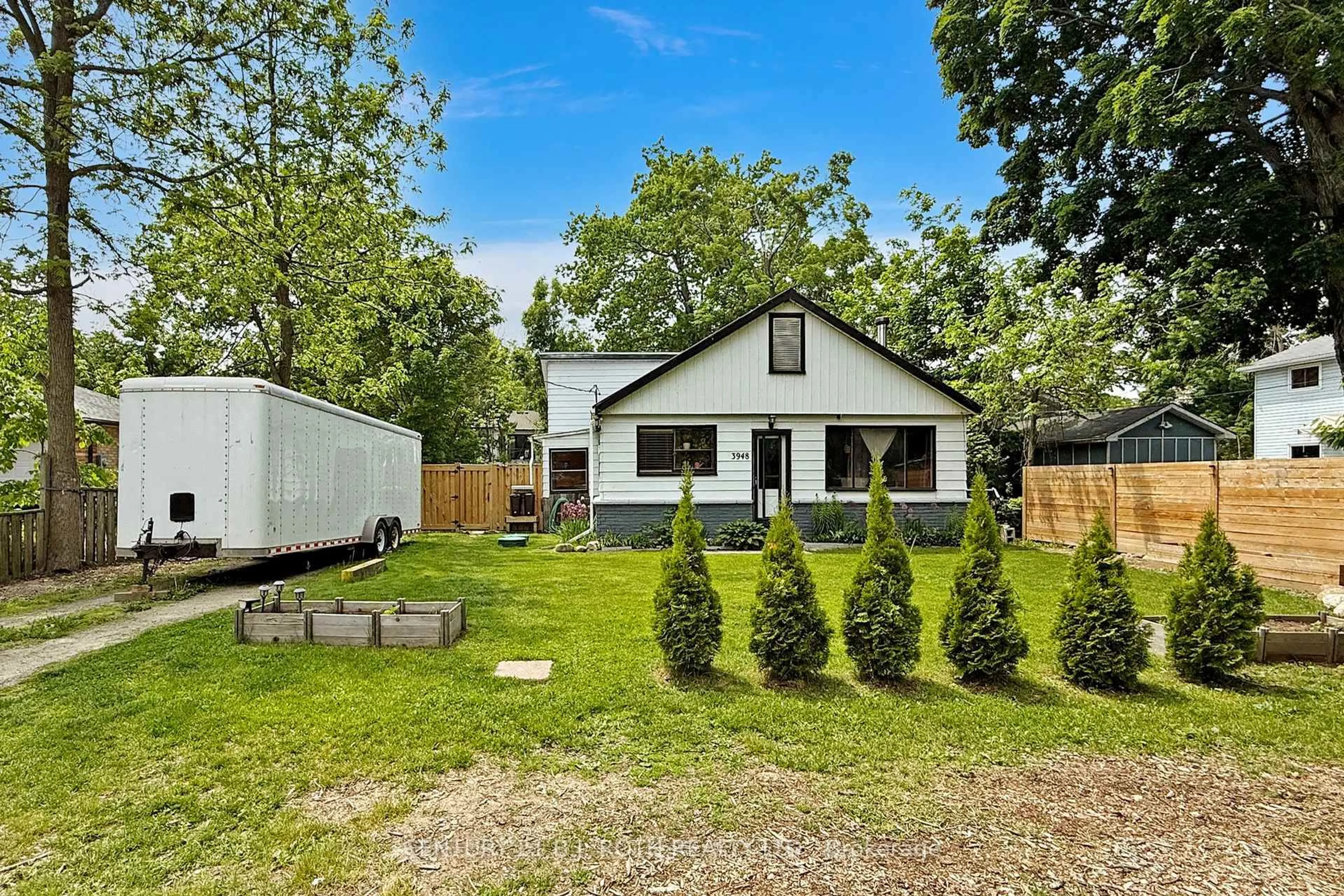 A pic from outside/outdoor area/front of a property/back of a property/a pic from drone, street for 3948 Alderly Ave, Innisfil Ontario L9S 2M2