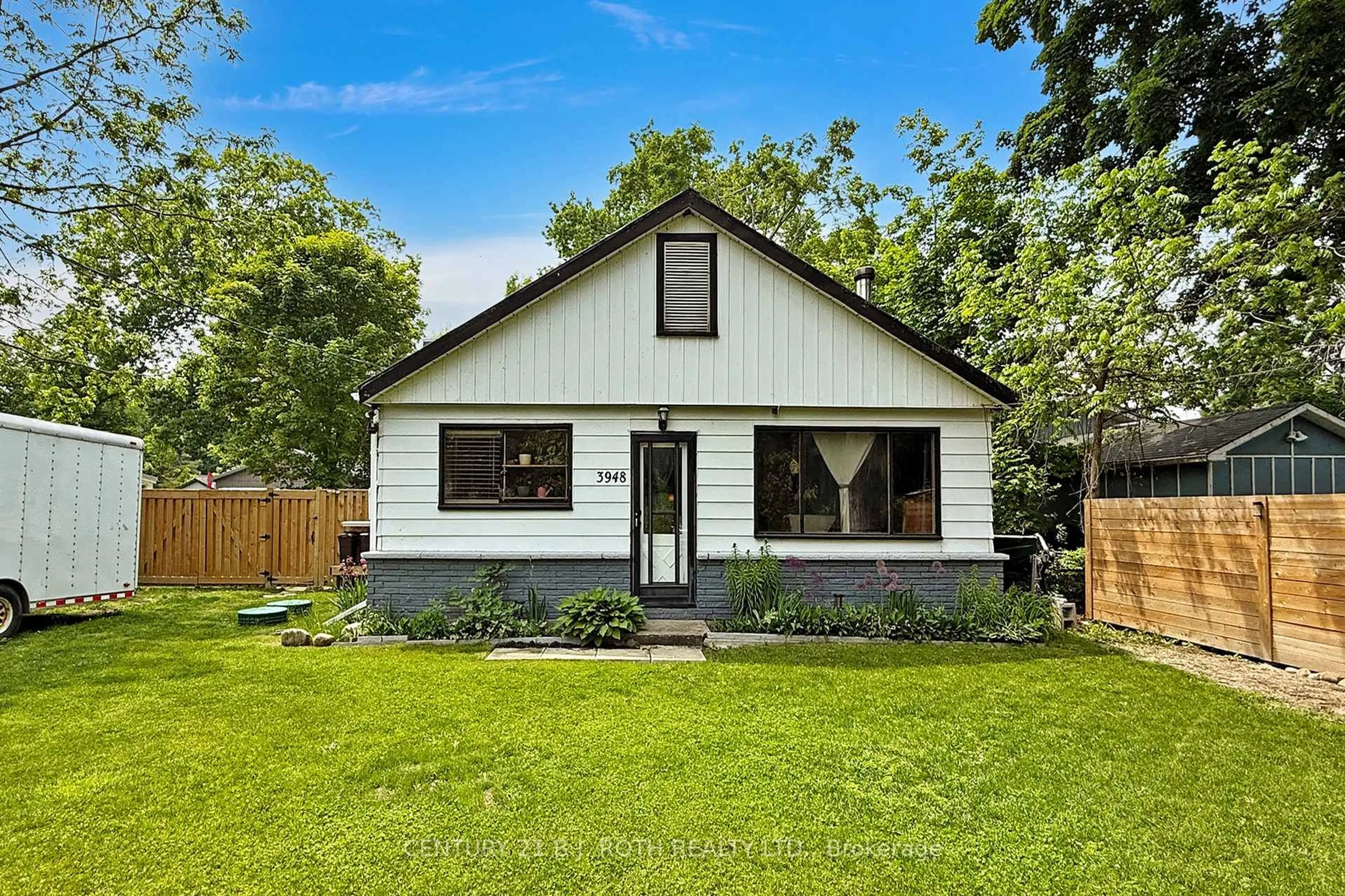 Home with vinyl exterior material, street for 3948 Alderly Ave, Innisfil Ontario L9S 2M2