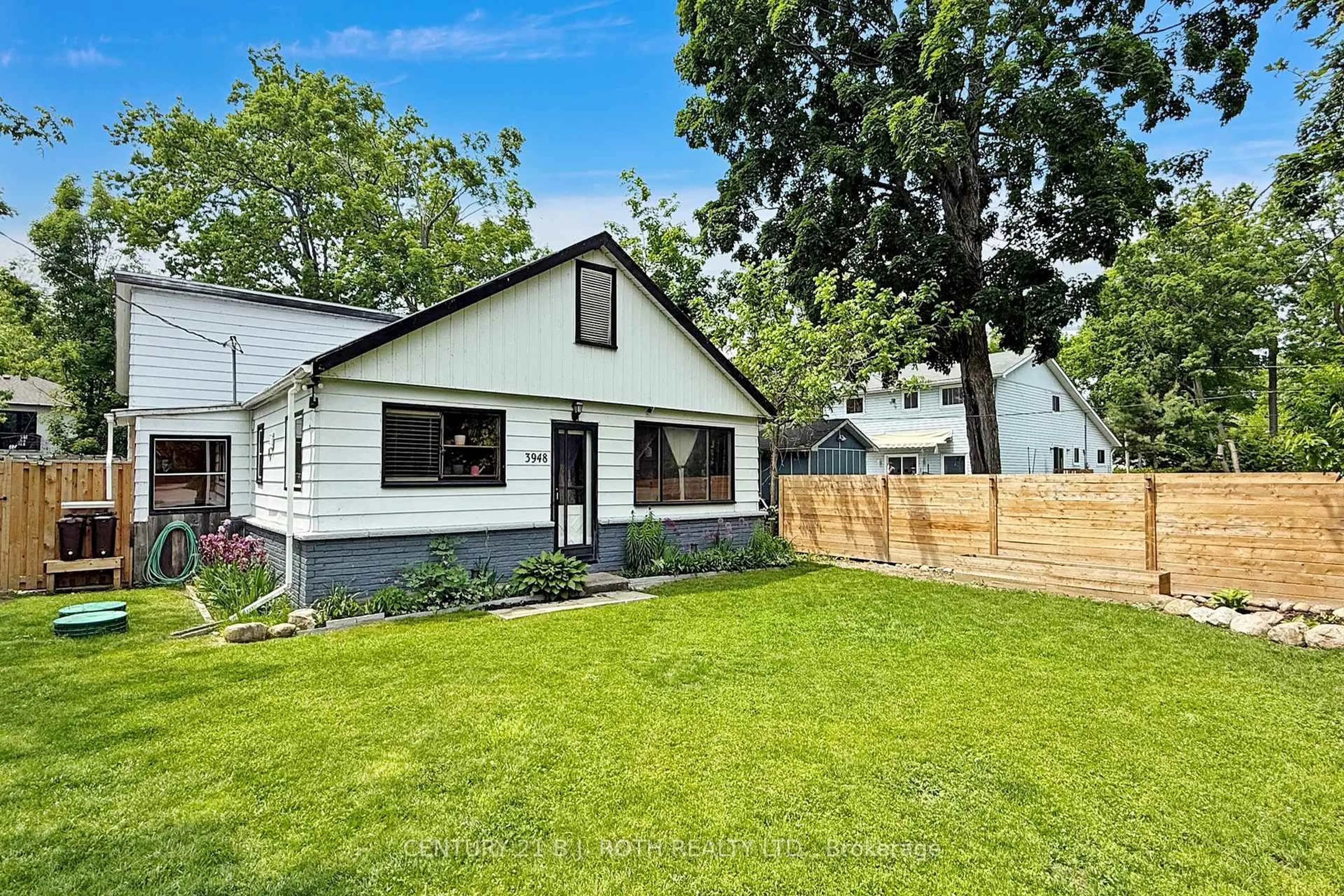 Home with vinyl exterior material, street for 3948 Alderly Ave, Innisfil Ontario L9S 2M2