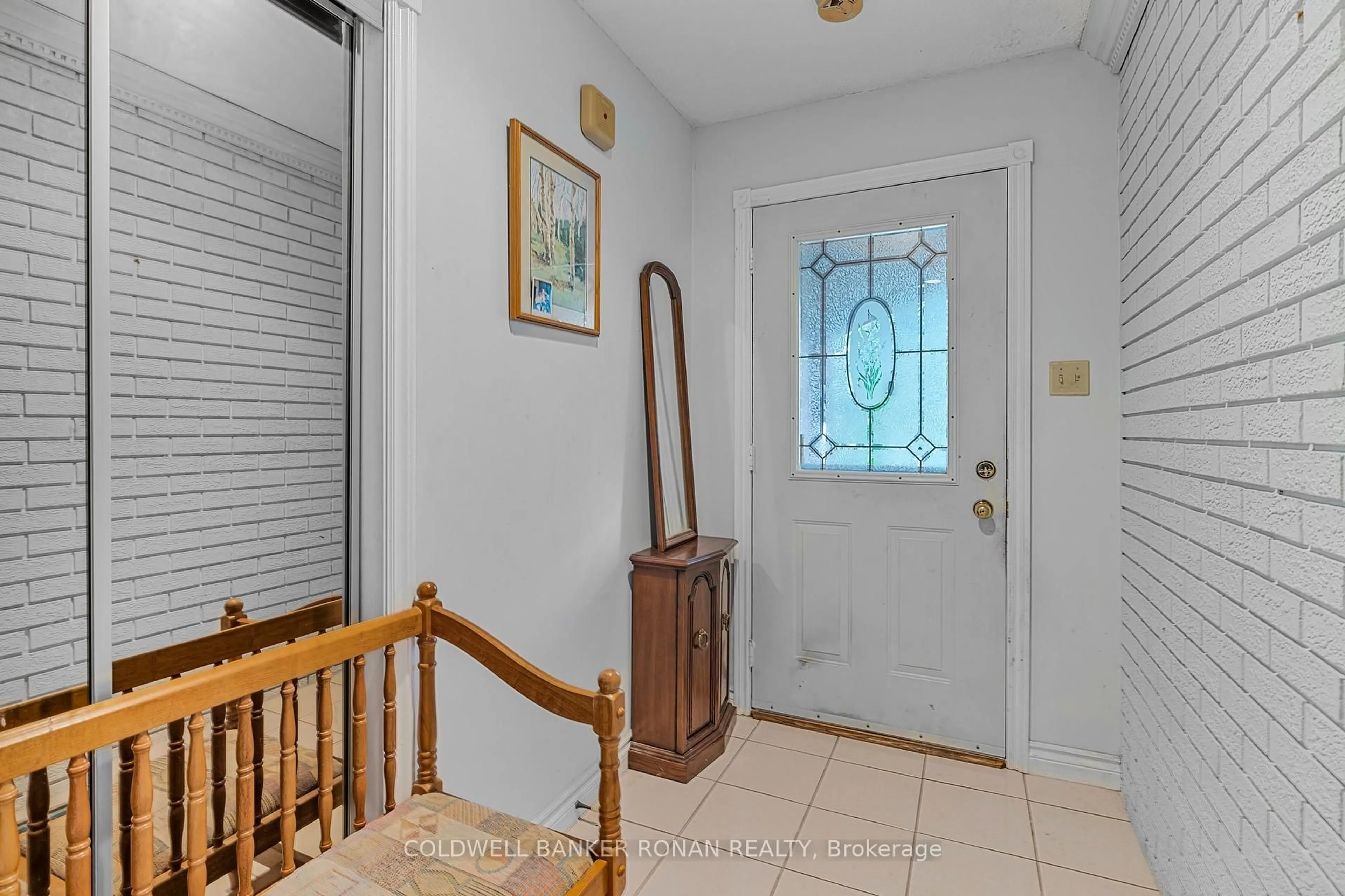 Indoor entryway for 7020 6th Line, New Tecumseth Ontario L0G 1W0