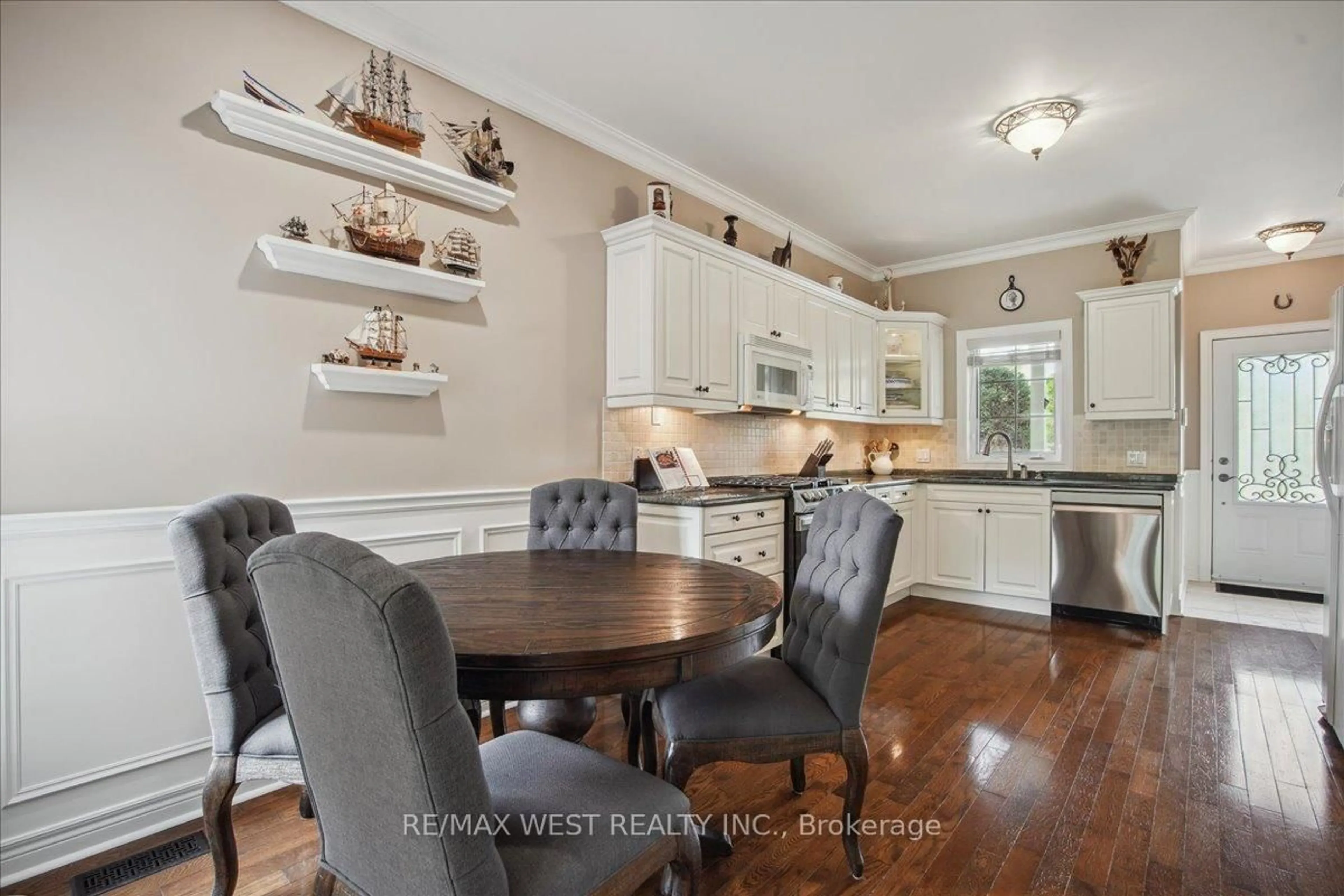 Open concept kitchen, wood/laminate floor for 2B Robert St, Georgina Ontario L4P 1K7