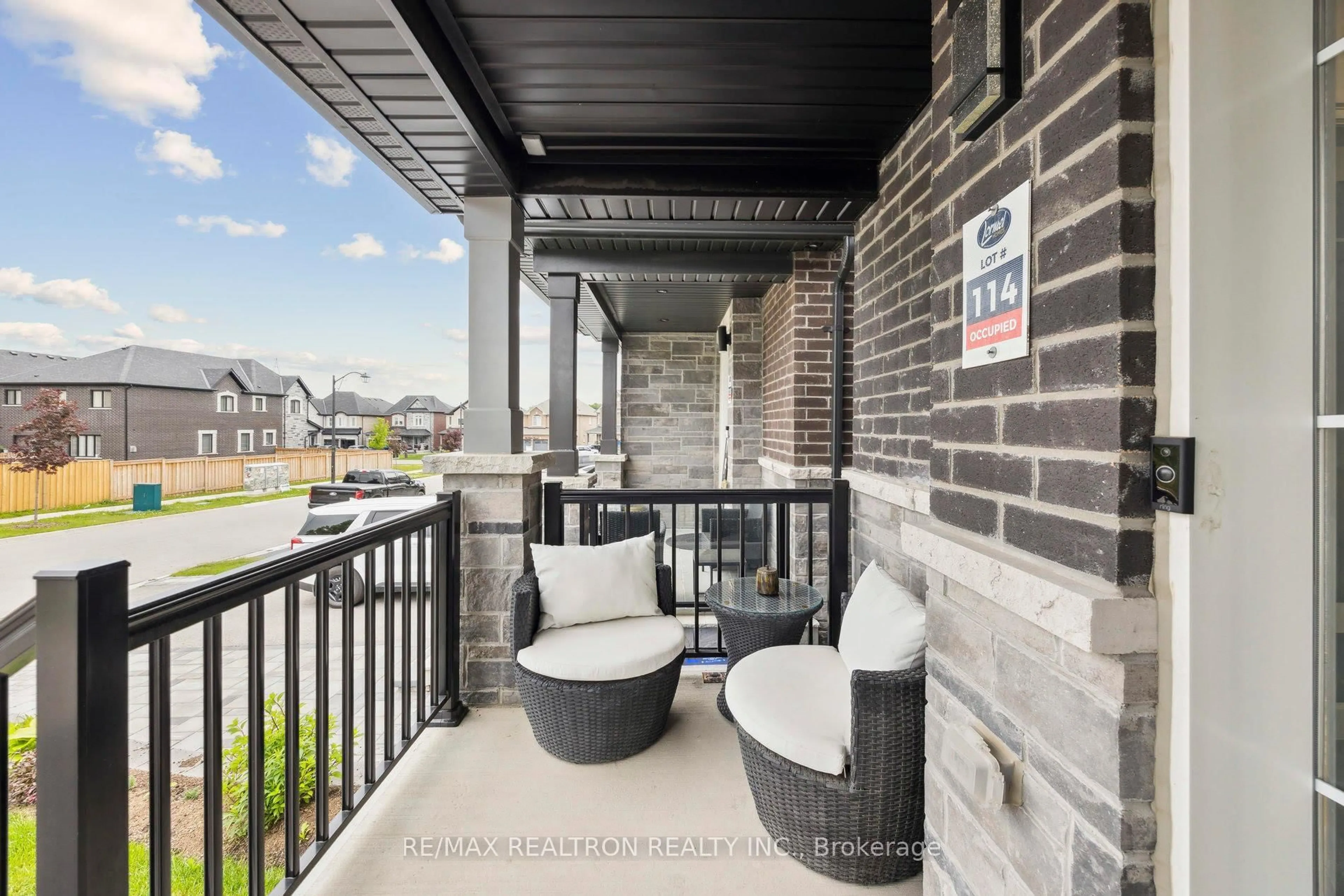 Patio, street for 223 Chelsea Cres, Bradford West Gwillimbury Ontario L3Z 4G7