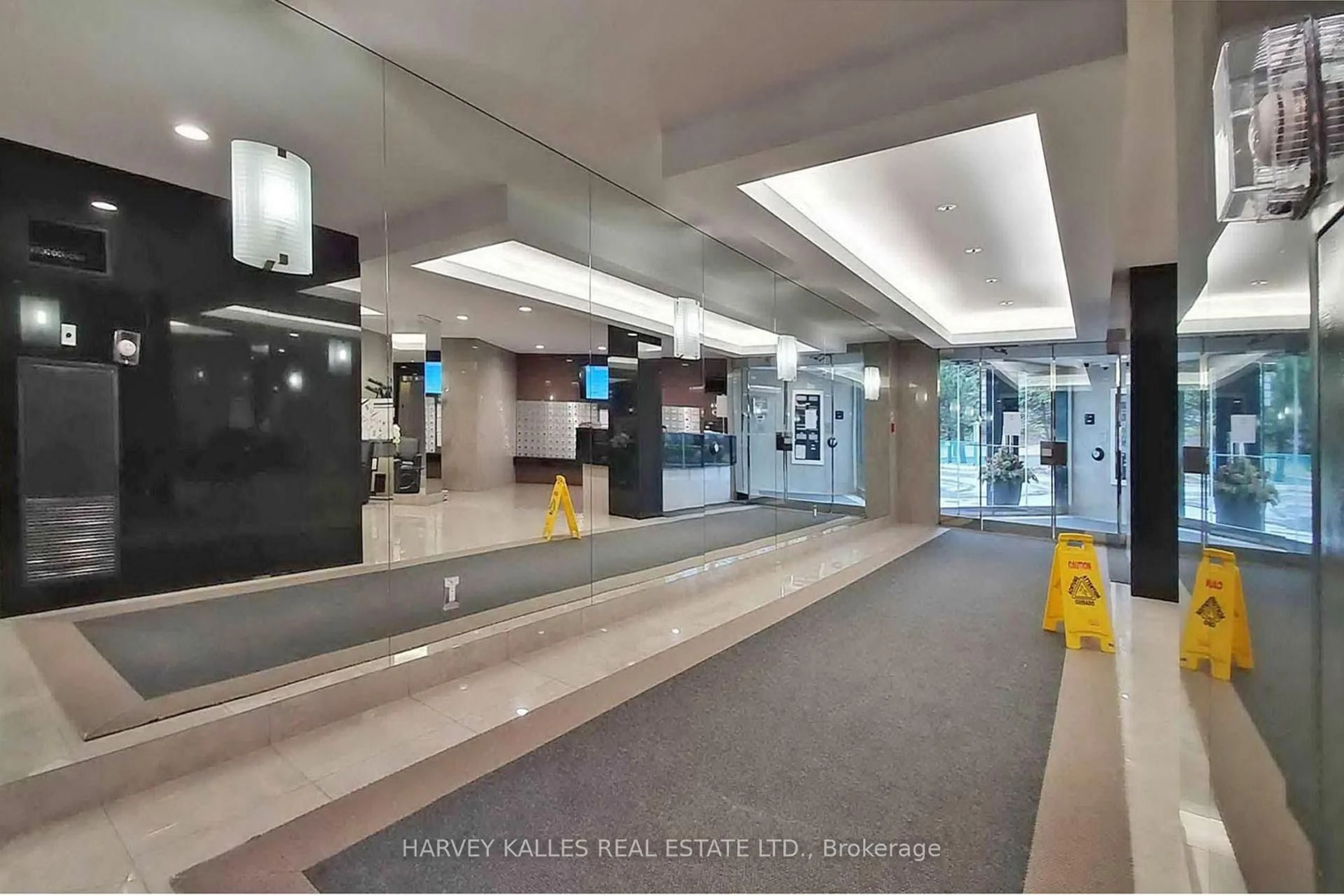 Indoor foyer for 7250 Yonge St #804, Vaughan Ontario L4J 7X1