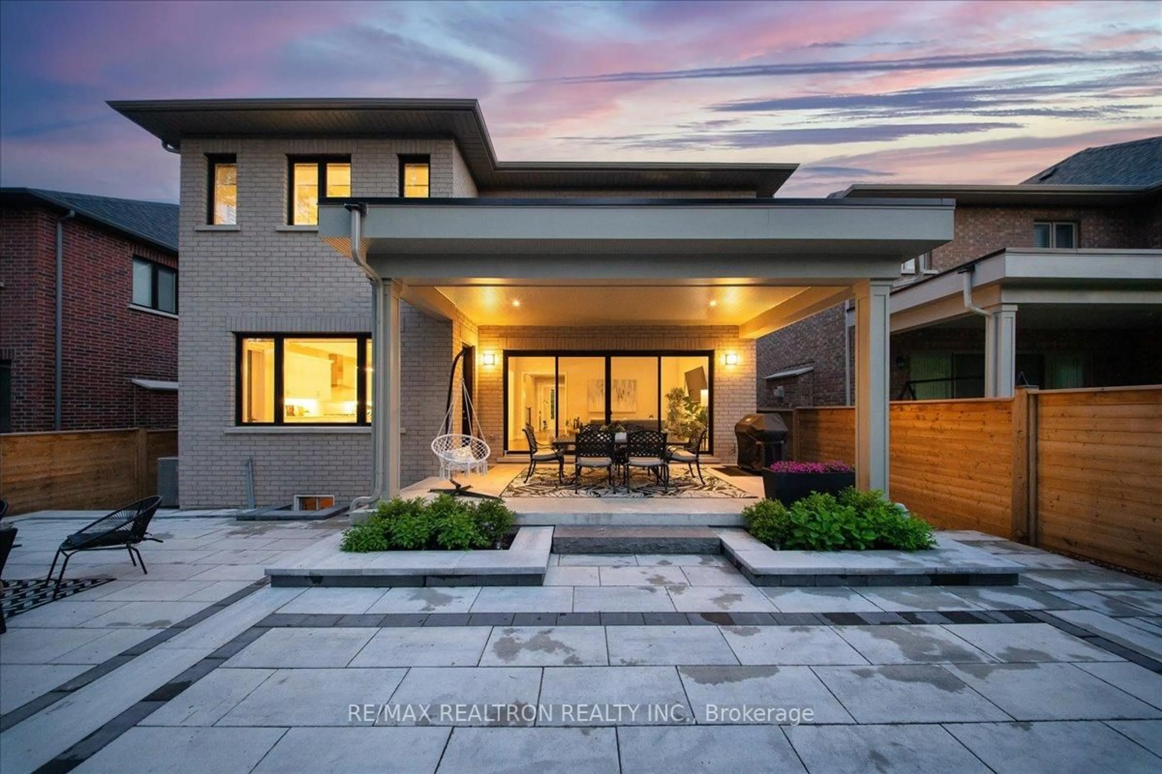 Unknown for 92 Klees Cres, Aurora Ontario L4G 3W8