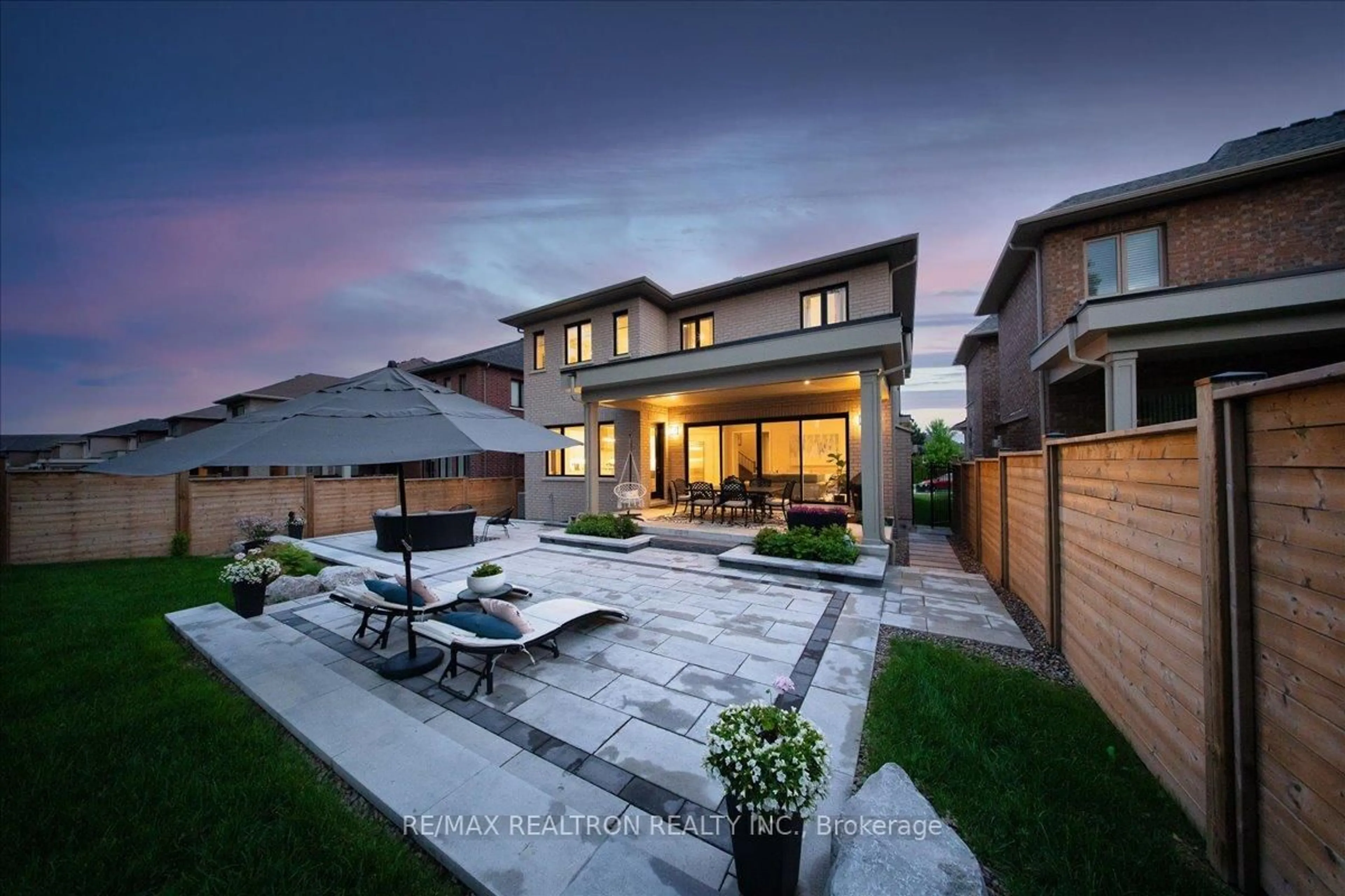 Patio, street for 92 Klees Cres, Aurora Ontario L4G 3W8