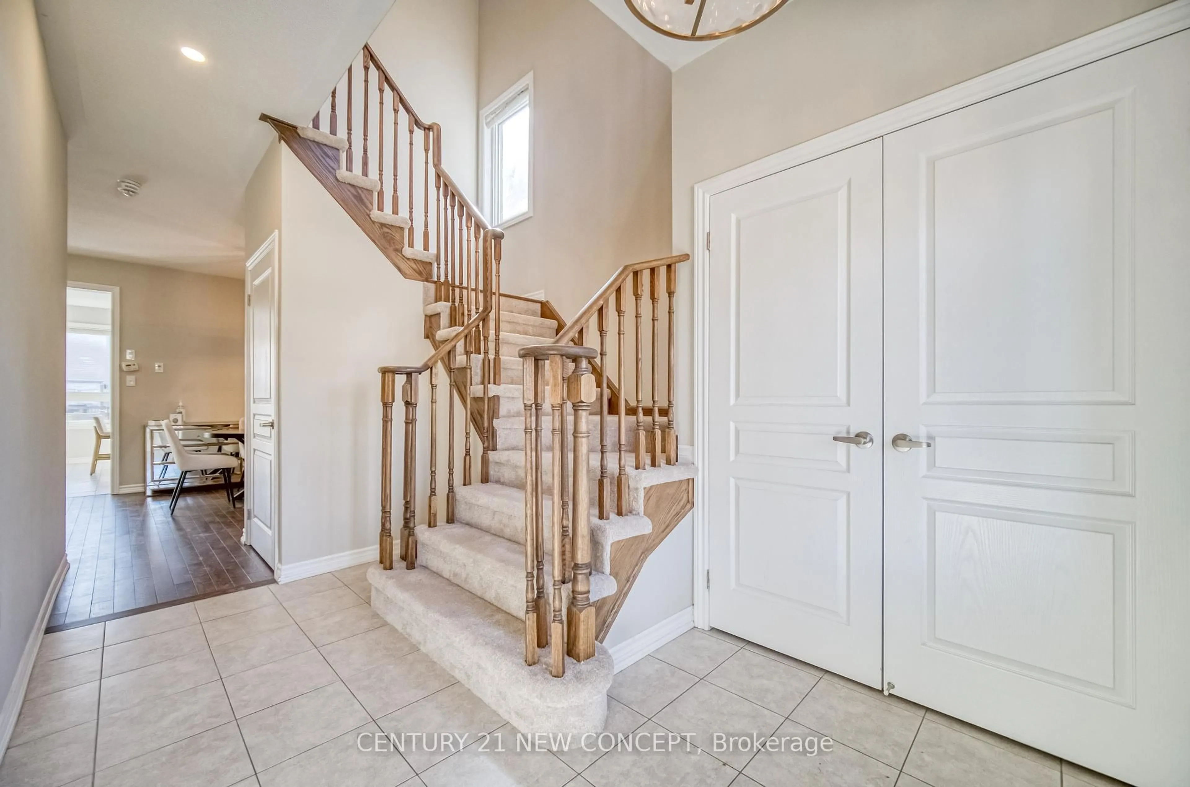 Indoor entryway for 53 Lampkin St, Georgina Ontario L0E 1R0