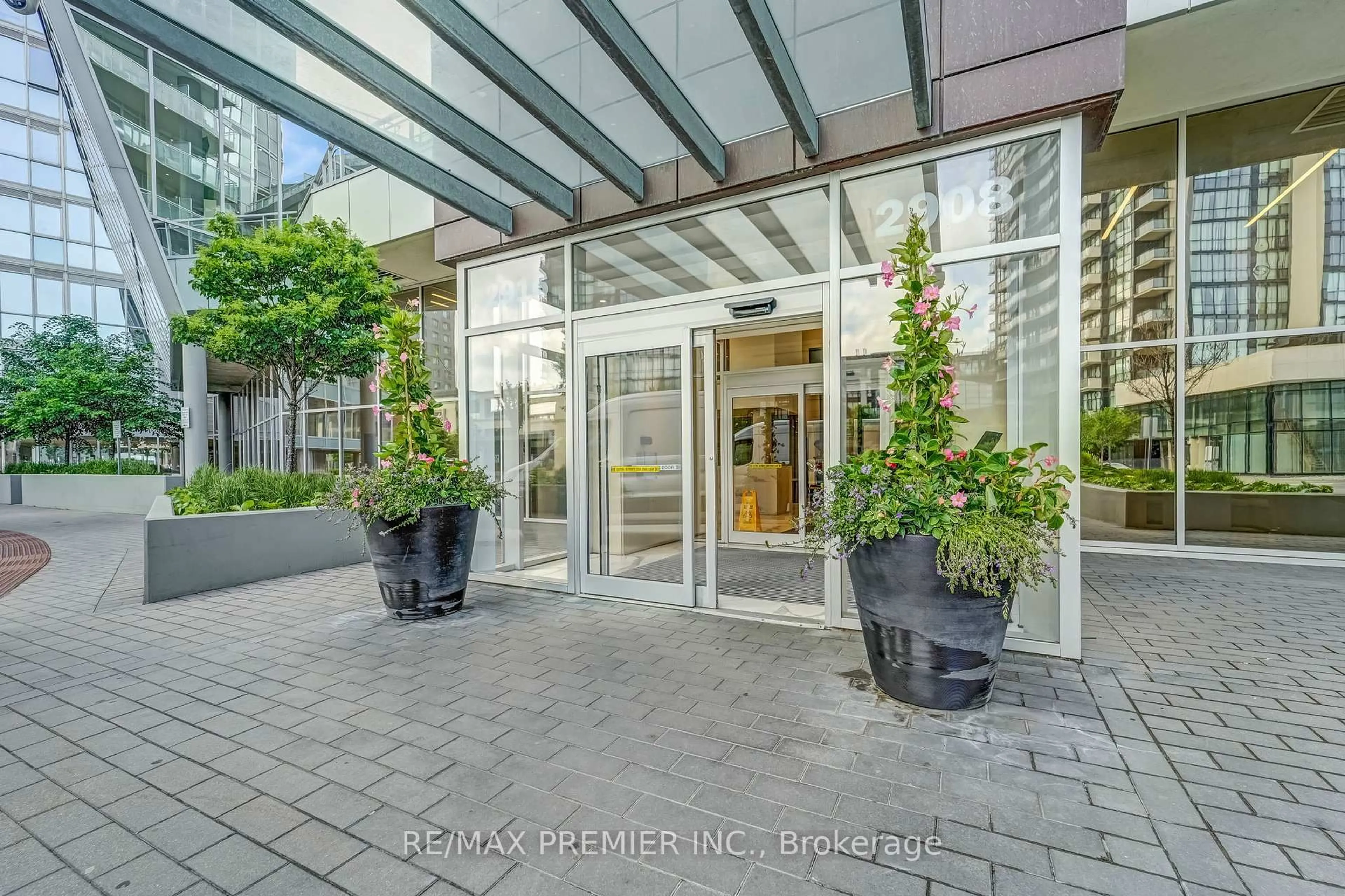 Indoor foyer for 2916 Highway 7 #1105, Vaughan Ontario L4K 0K6