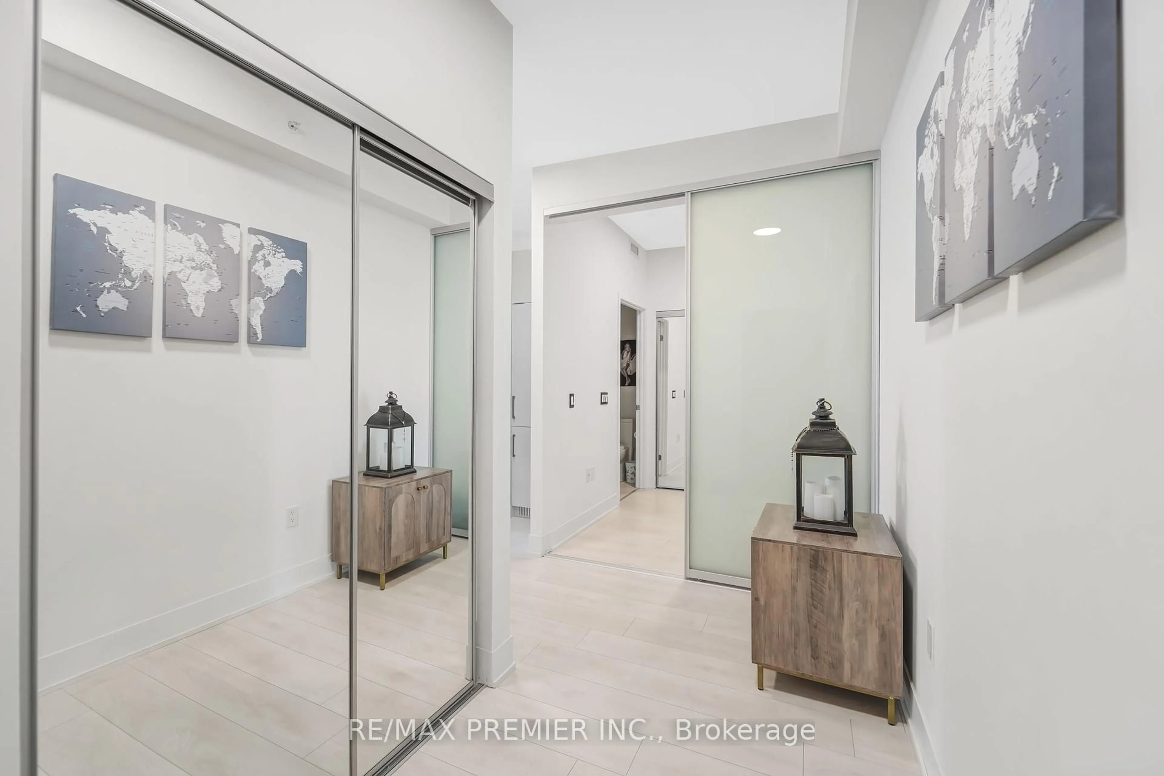 Indoor foyer for 2916 Highway 7 #1105, Vaughan Ontario L4K 0K6