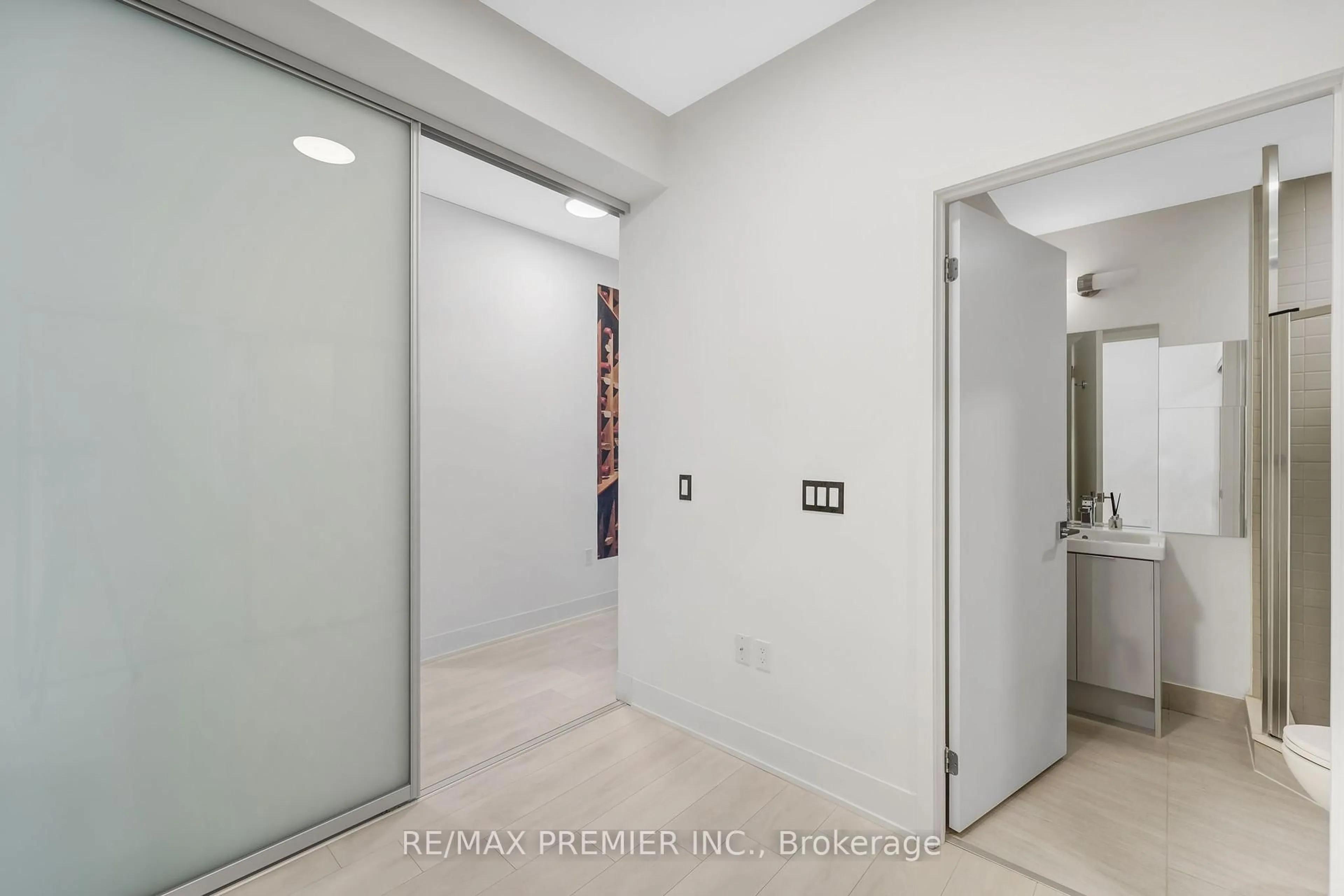 Indoor foyer for 2916 Highway 7 #1105, Vaughan Ontario L4K 0K6