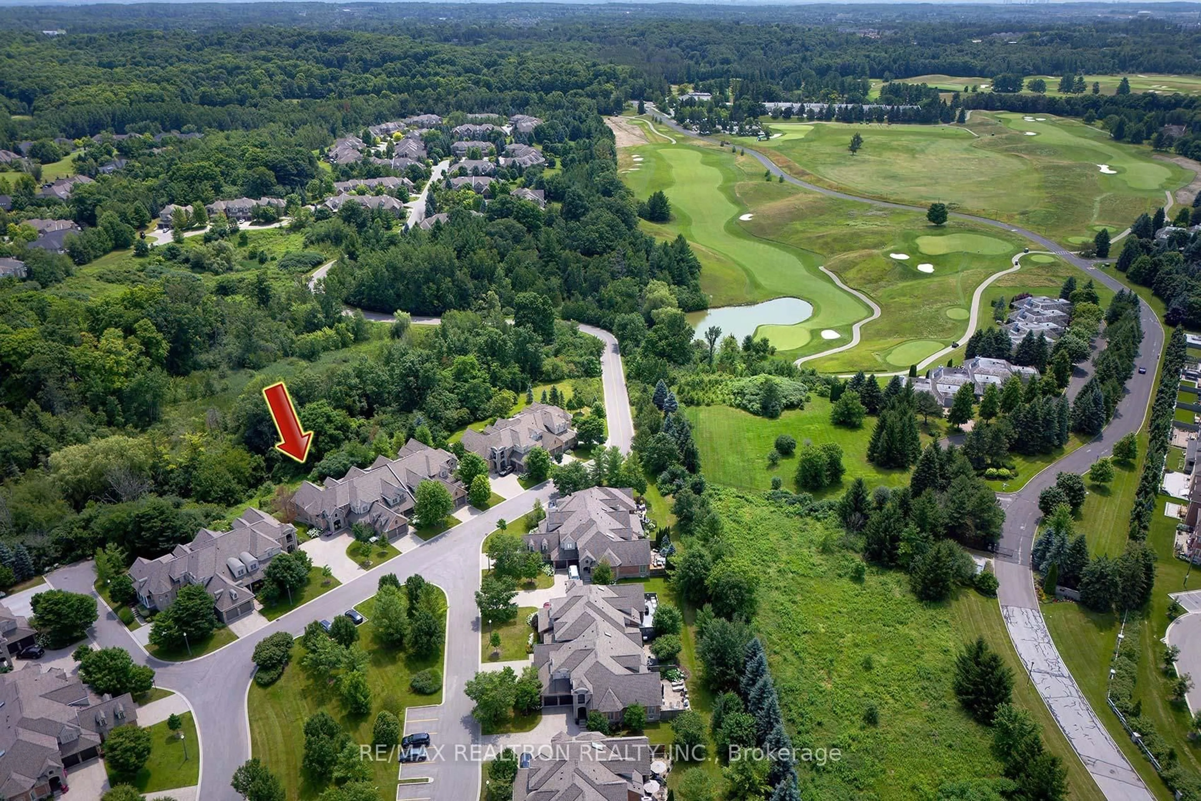 A pic from outside/outdoor area/front of a property/back of a property/a pic from drone, unknown for 37 Britton Tr, Aurora Ontario L4G 7S8