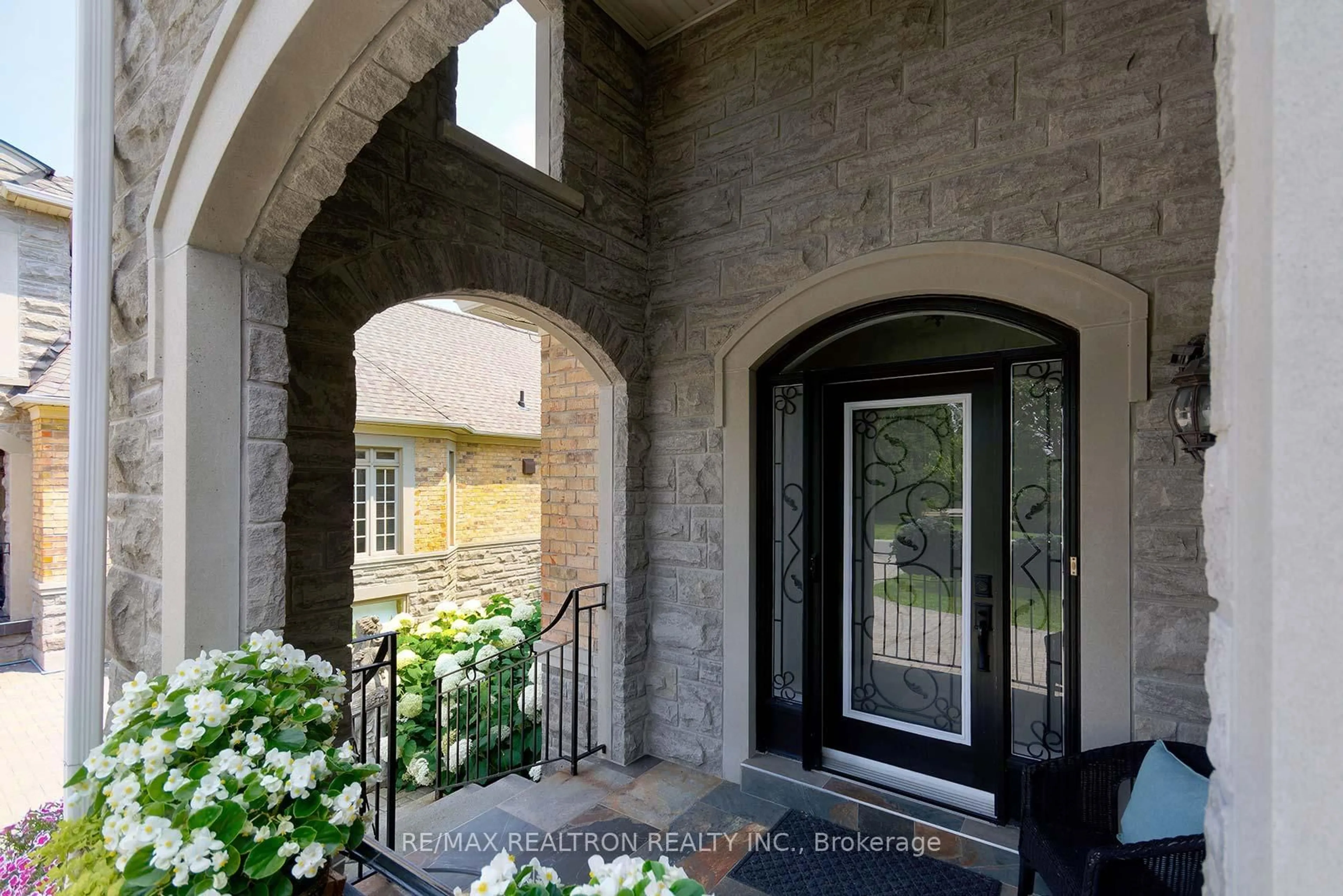 Indoor entryway for 37 Britton Tr, Aurora Ontario L4G 7S8