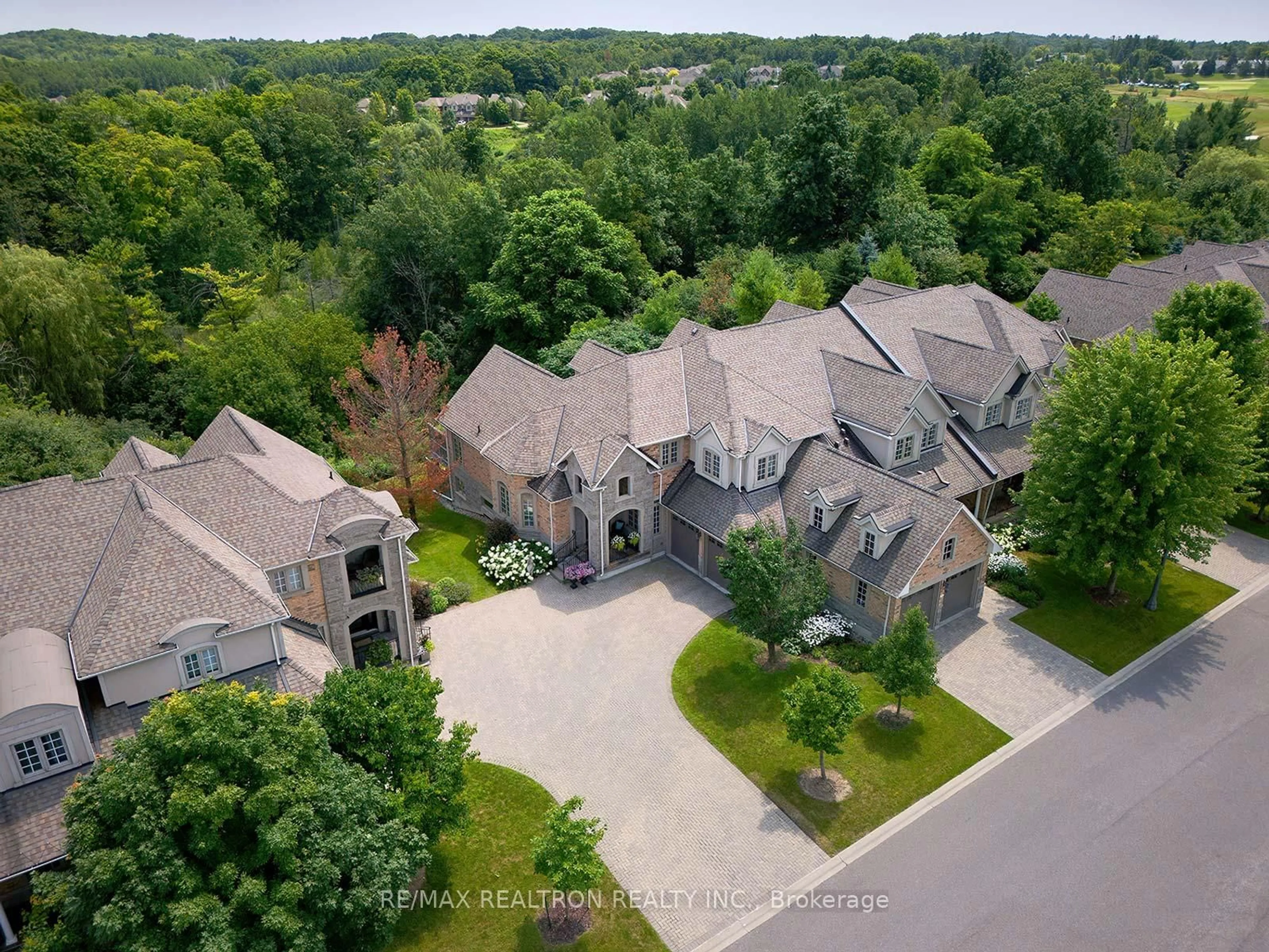 A pic from outside/outdoor area/front of a property/back of a property/a pic from drone, street for 37 Britton Tr, Aurora Ontario L4G 7S8