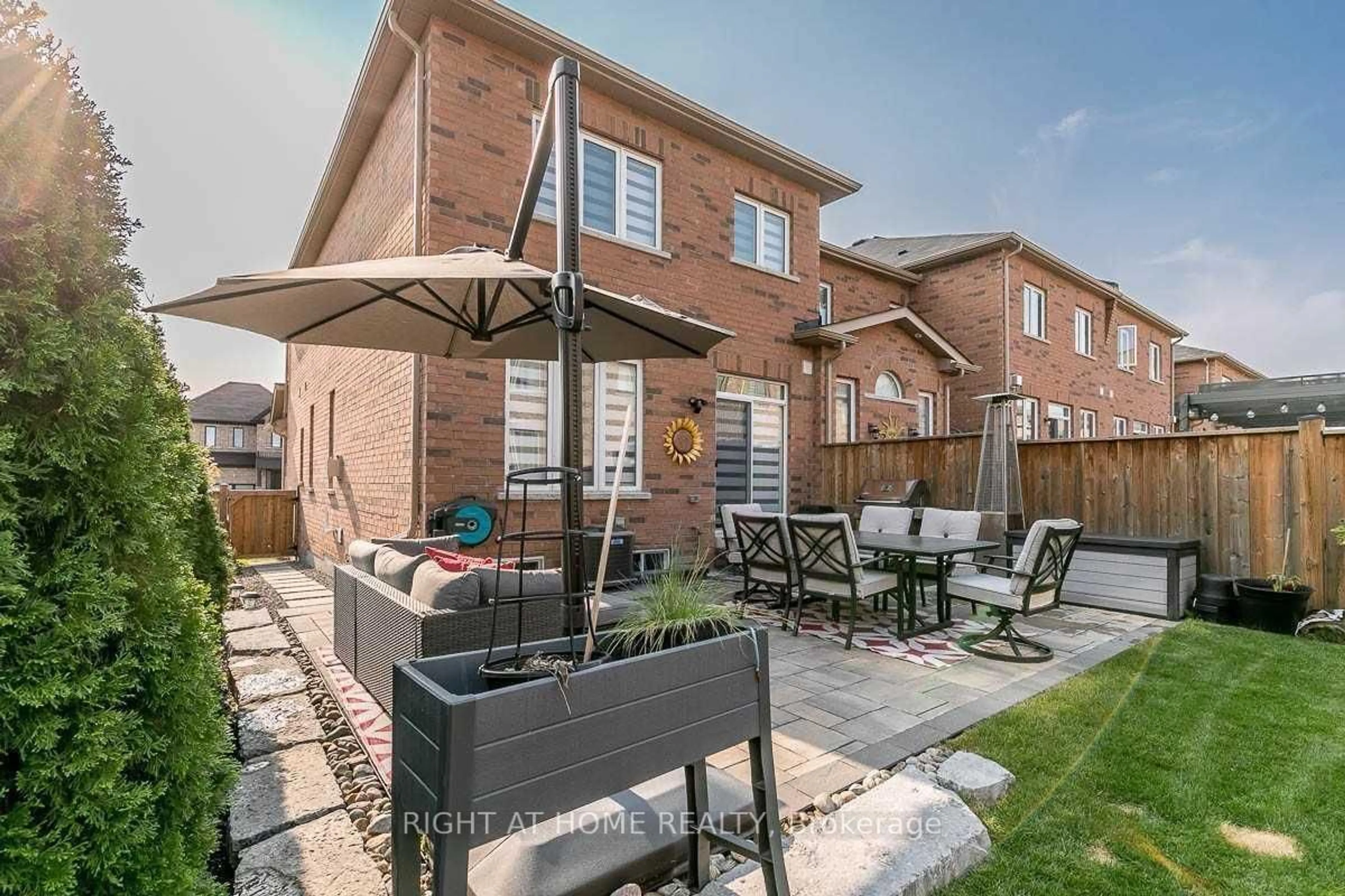 Patio, street for 86 Selby Cres, Bradford West Gwillimbury Ontario L3Z 0V3