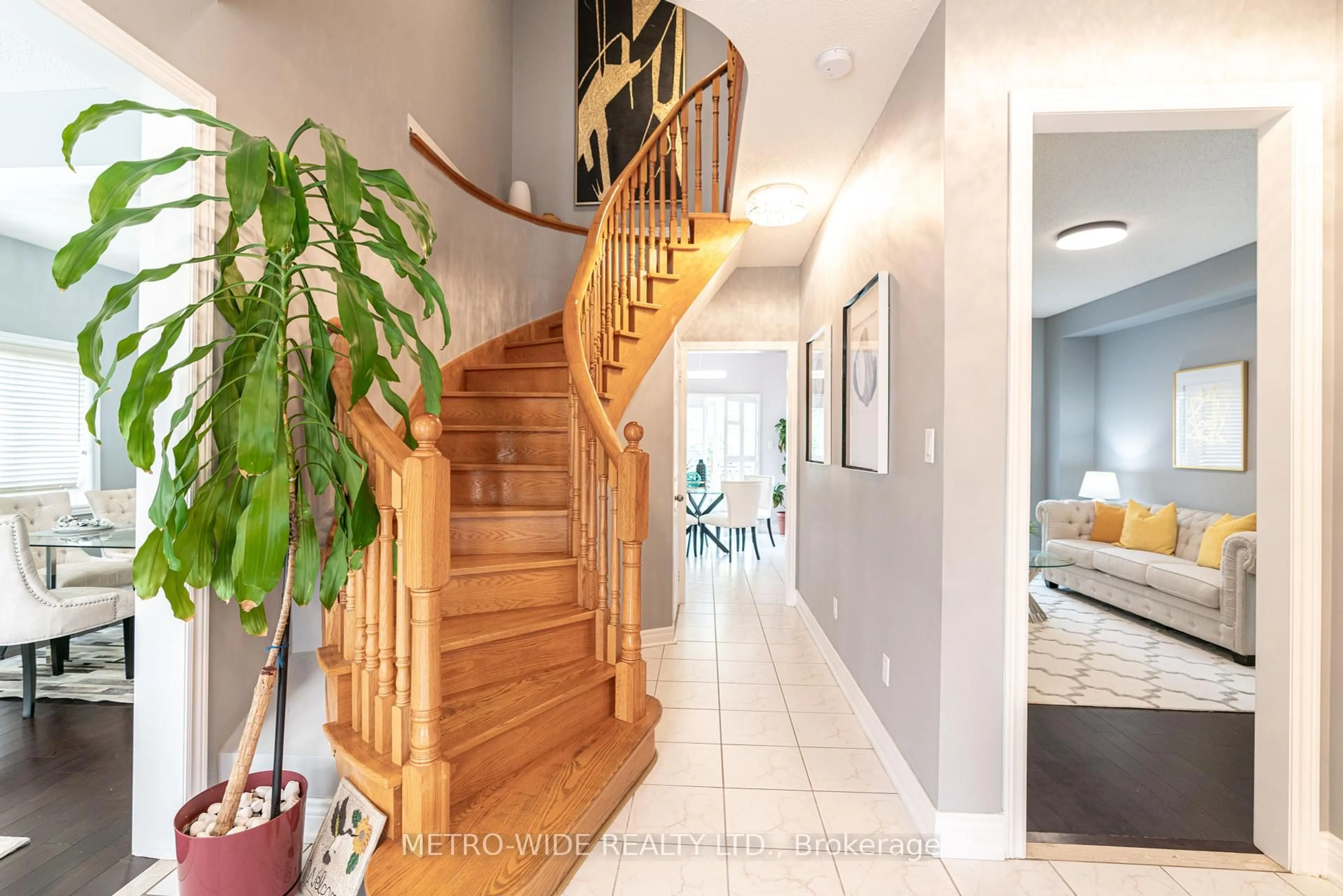Indoor foyer for 52 Hepburn St, Markham Ontario L3S 3Z9