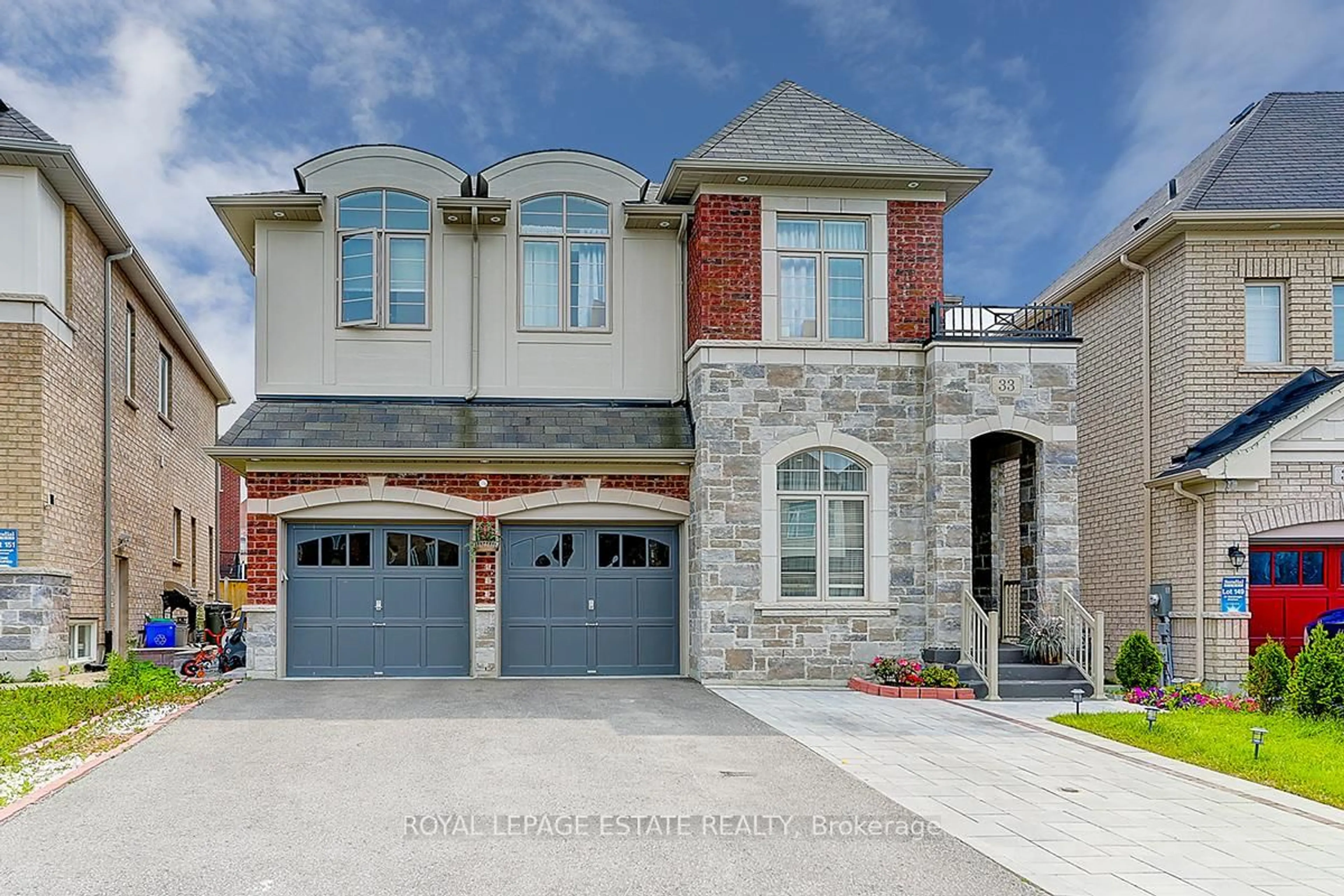 Home with brick exterior material, street for 33 Kavanagh Ave, East Gwillimbury Ontario L0G 1V0