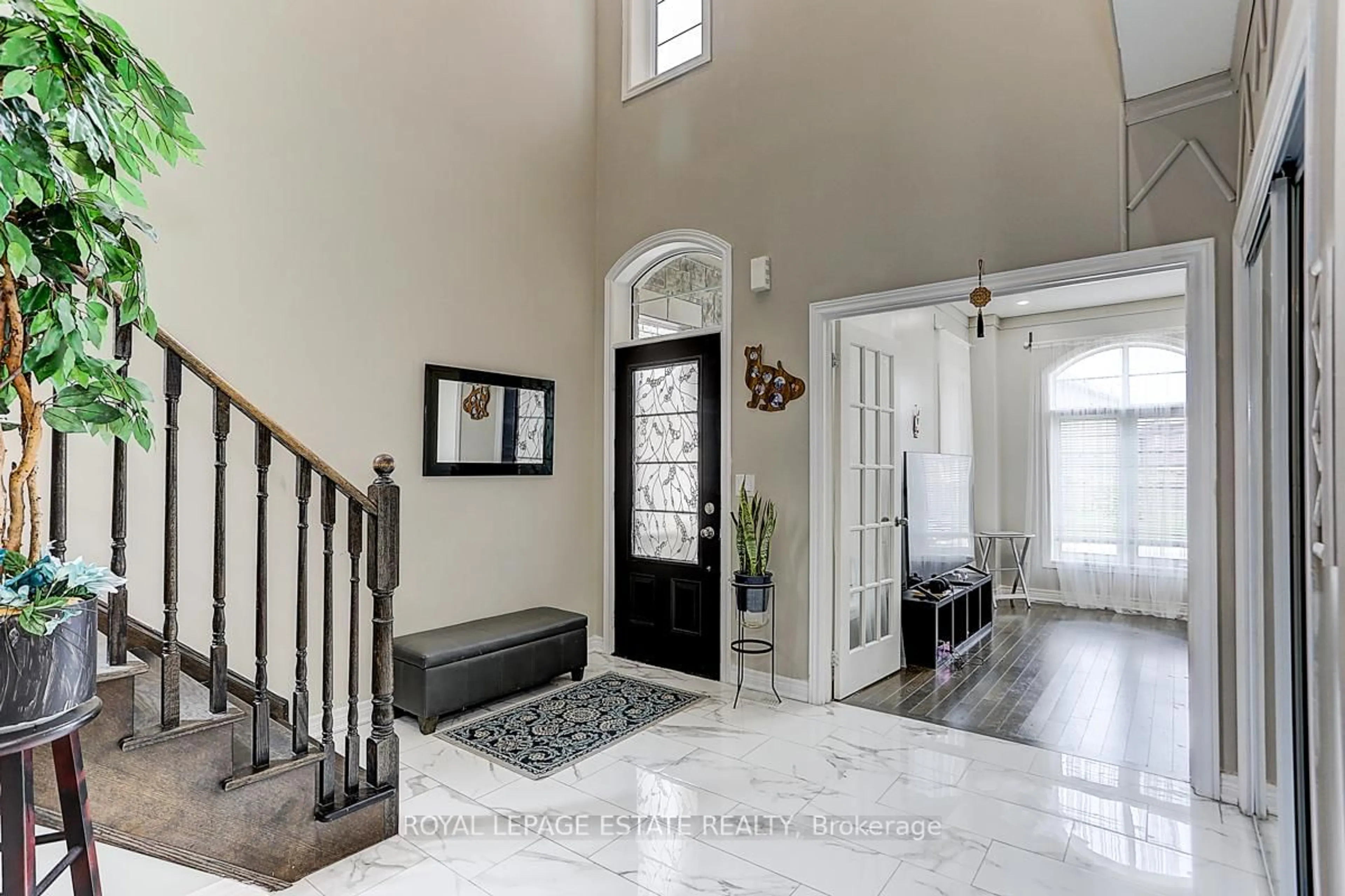 Indoor entryway for 33 Kavanagh Ave, East Gwillimbury Ontario L0G 1V0