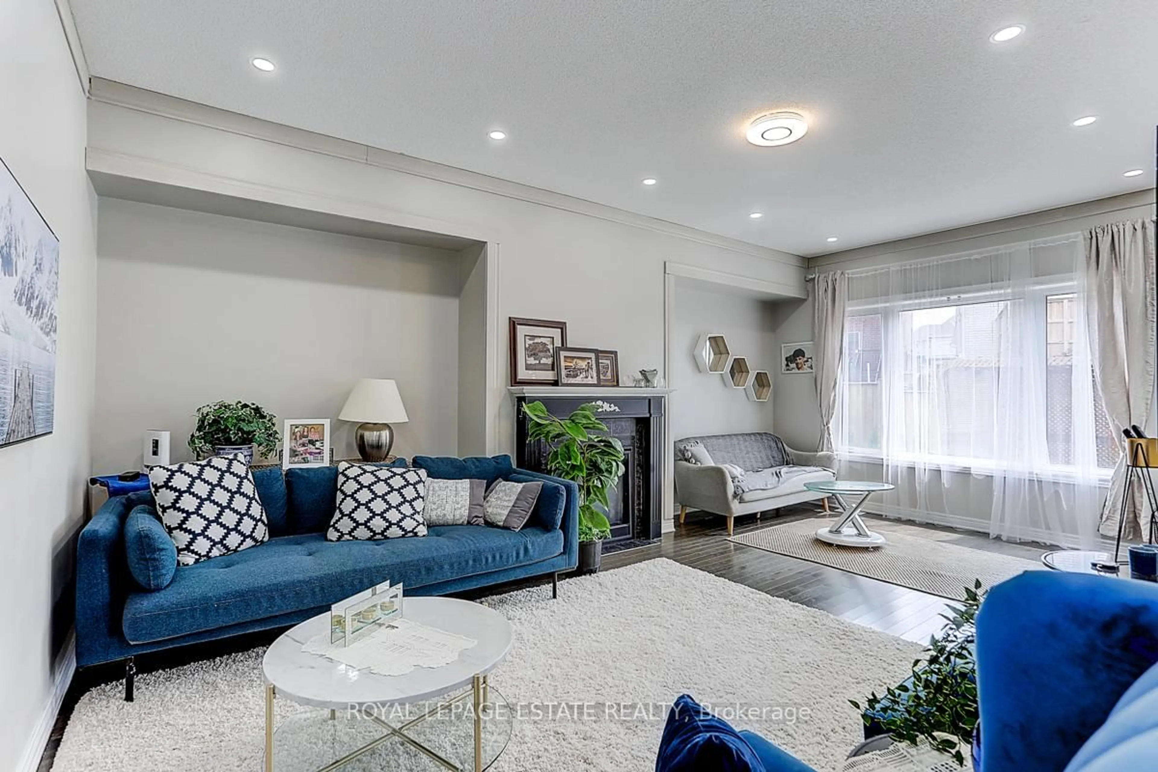 Living room with furniture, unknown for 33 Kavanagh Ave, East Gwillimbury Ontario L0G 1V0