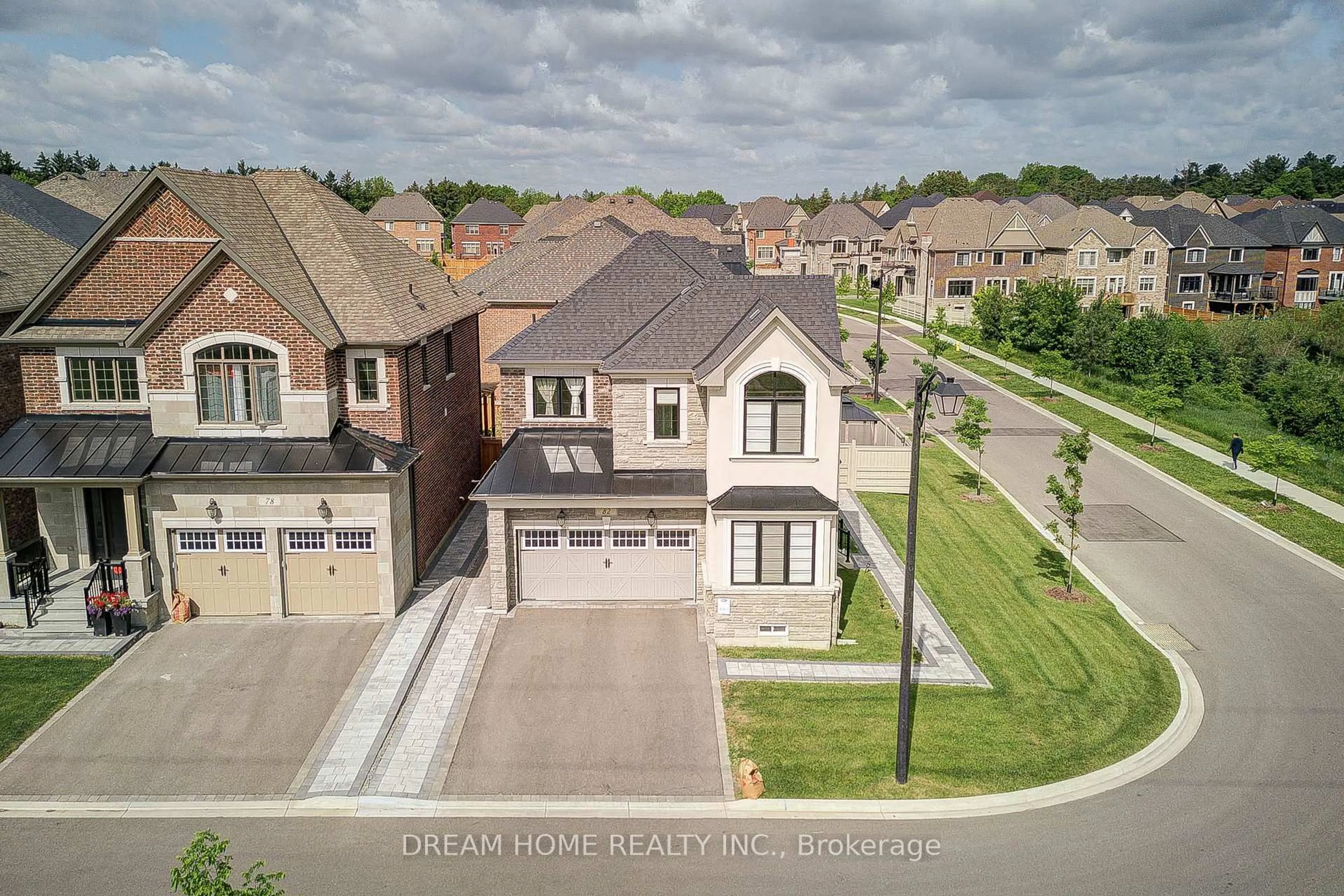 A pic from outside/outdoor area/front of a property/back of a property/a pic from drone, street for 82 Chorus Cres, Vaughan Ontario L4H 4W3