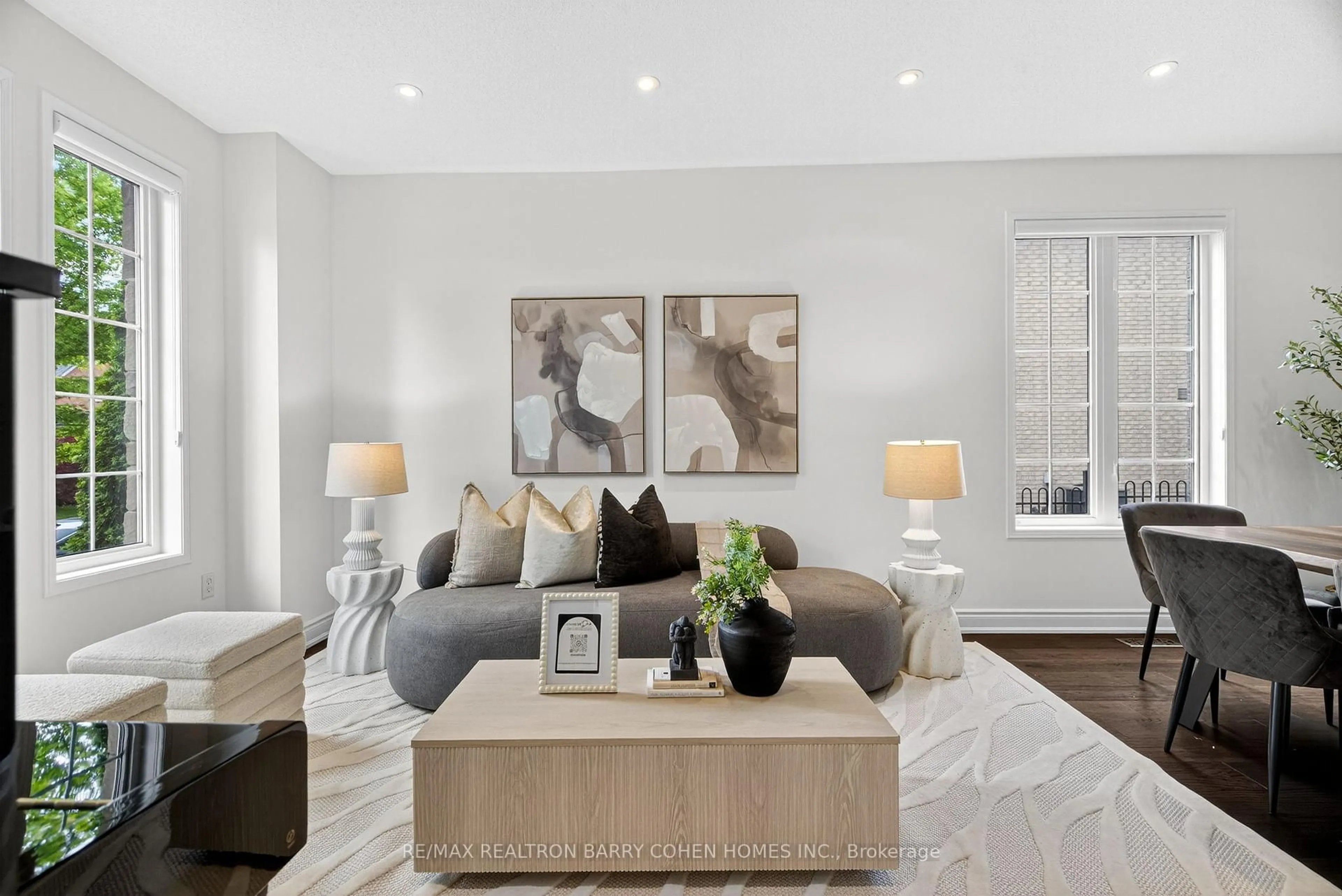 Living room with furniture, unknown for 16 Moraine Ridge Dr, Richmond Hill Ontario L4E 4S8